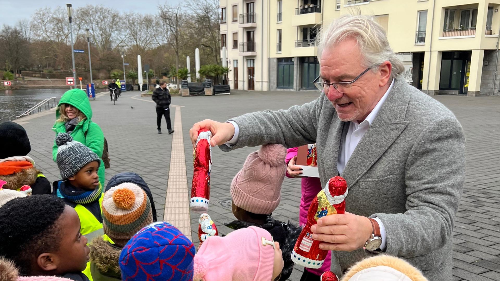 Oberbürgermeister Marc Buchholz verteilt Schoko-Nikoläuse an Kinder der Kita Fiedelbär