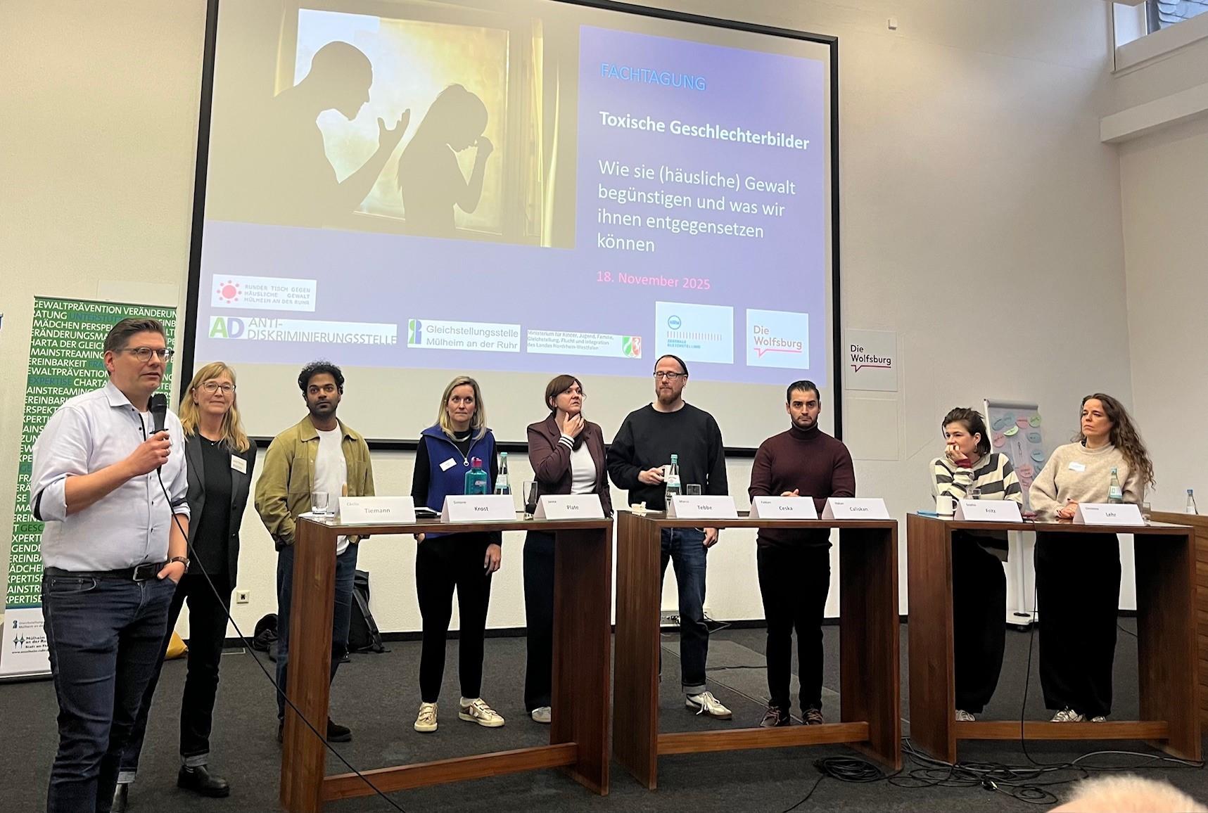 Zum Abschluss kamen die Referent*innen, Workshopleitenden und Moderator*innen zusammen, um ein Fazit der Veranstaltung zu ziehen.