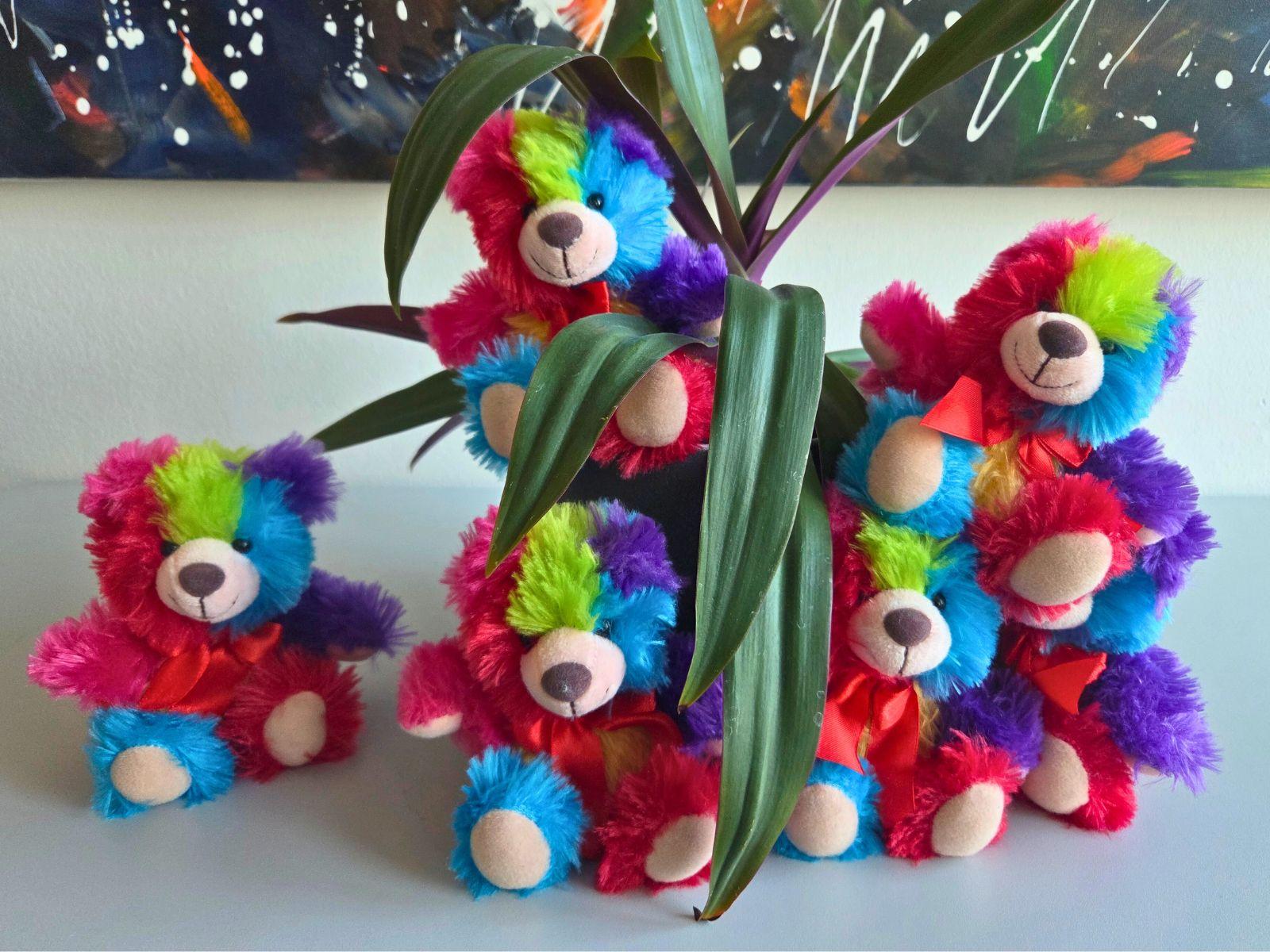 Ein Gruppe von bunten Stoffteddys 