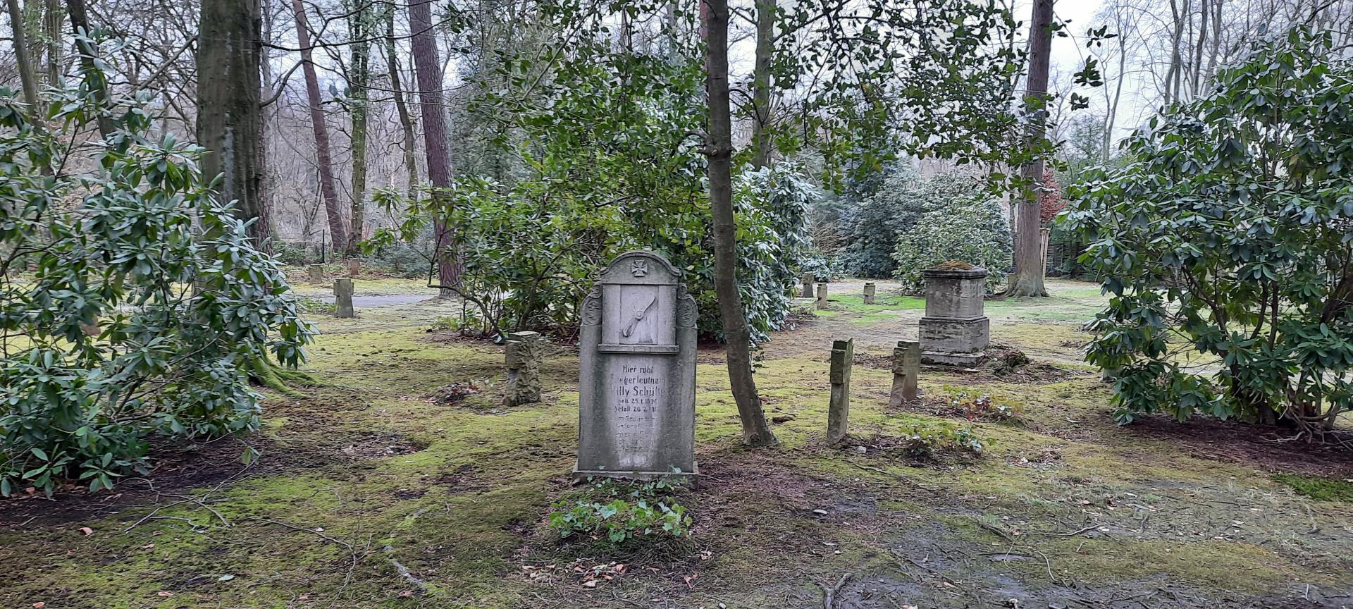 Die Kriegsgräberstätte am Großen Berg mit individuellen und einheitlichen Grabmalen