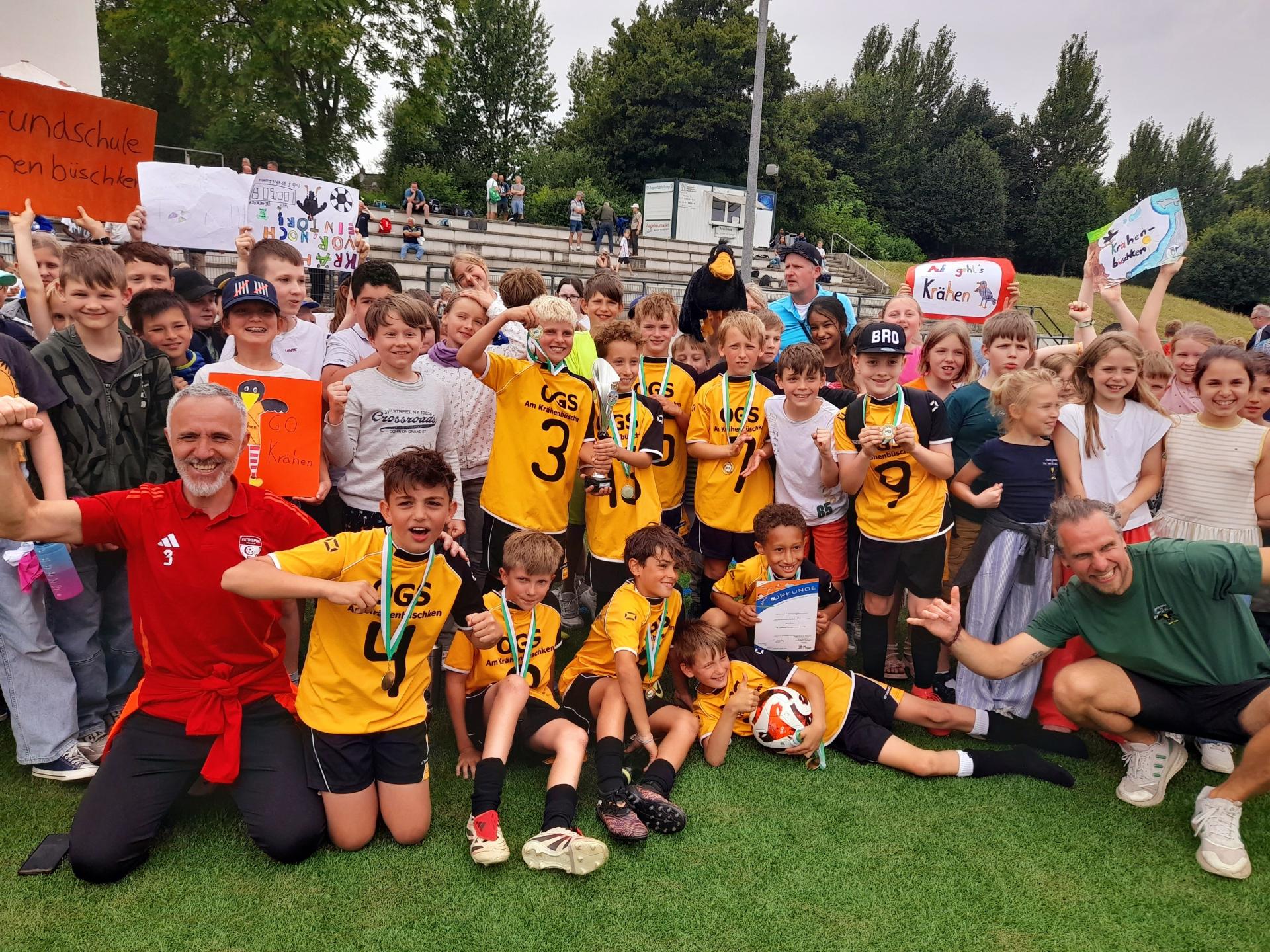 Die Stadtmeister-Kinder der Grundschule am Krähenbüschken freuten sich sehr über ihren Pokal, die Medaillen und Geschenke.