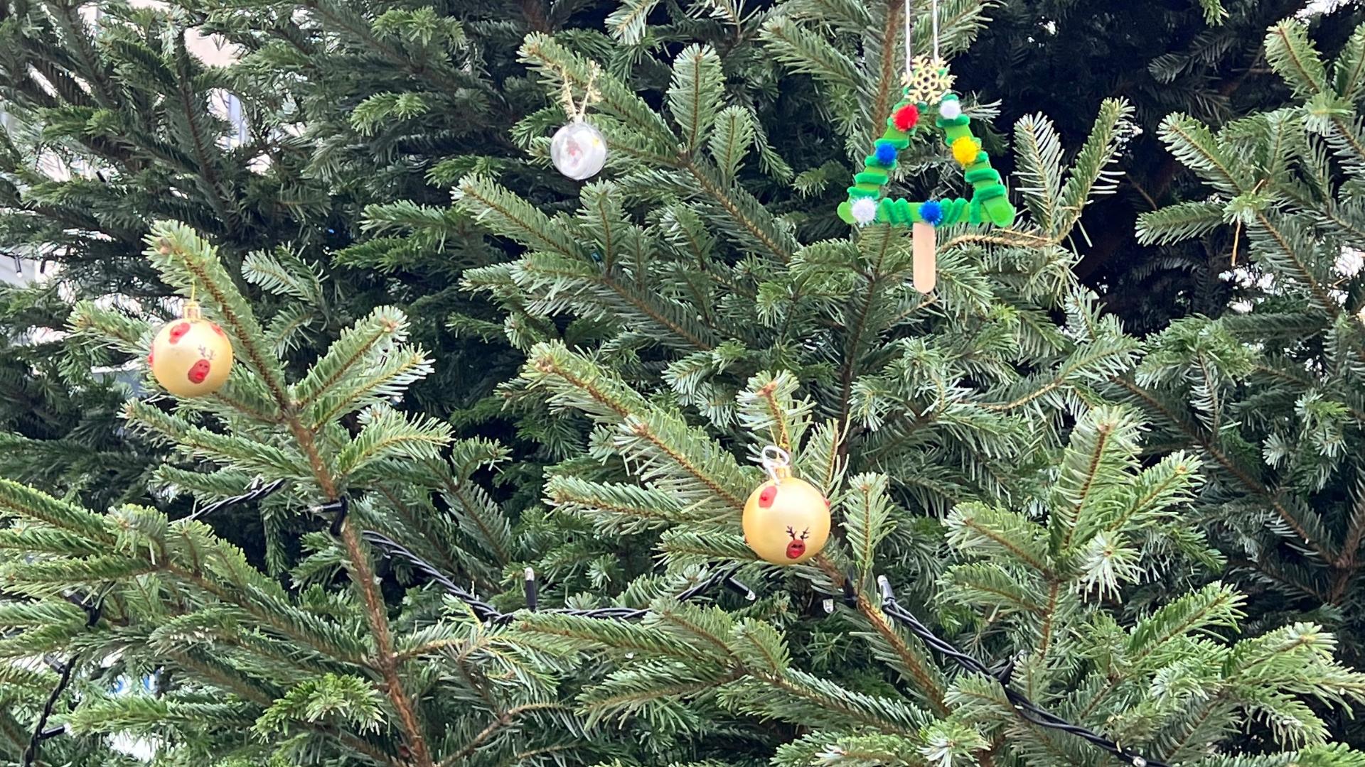 selbstgebastelter Weihnachtsschmuck von Kinder der Kita Fiedelbär