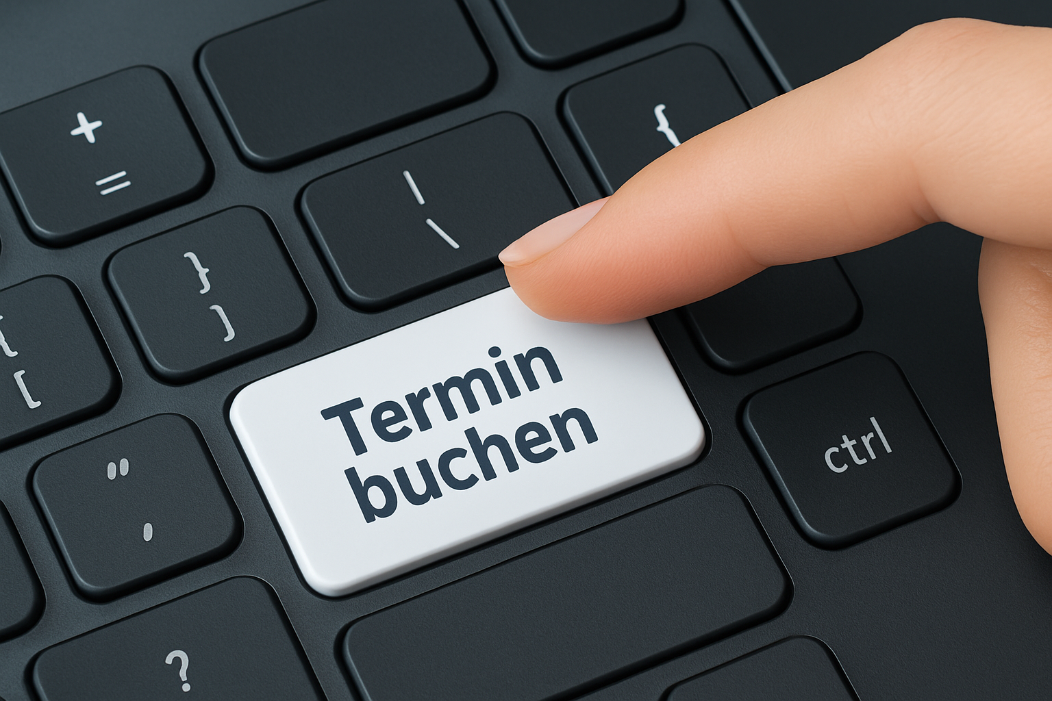 Finger einer Frau, die auf einem Laptop eine Taste drückt und einen Termin bucht
