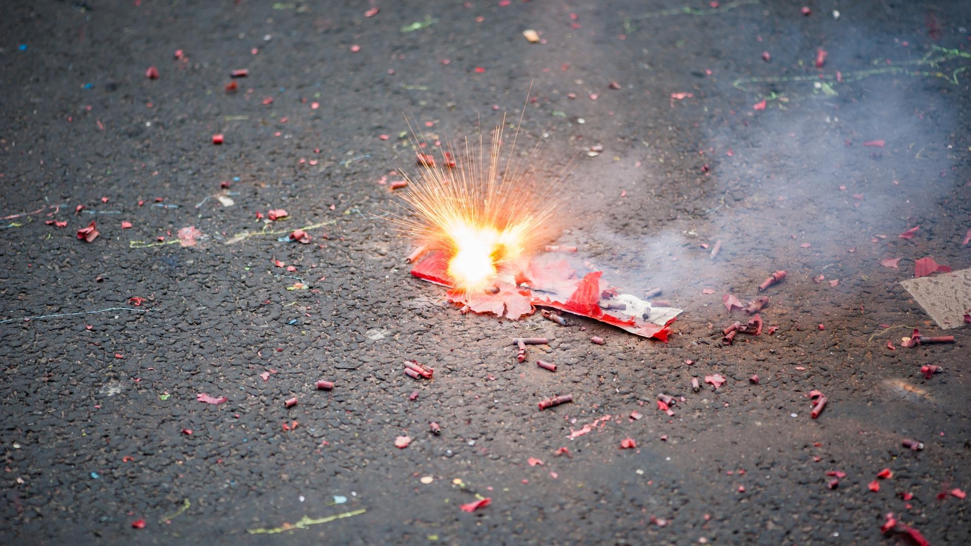 Feuerwerkskörper explodiert auf einer Straße