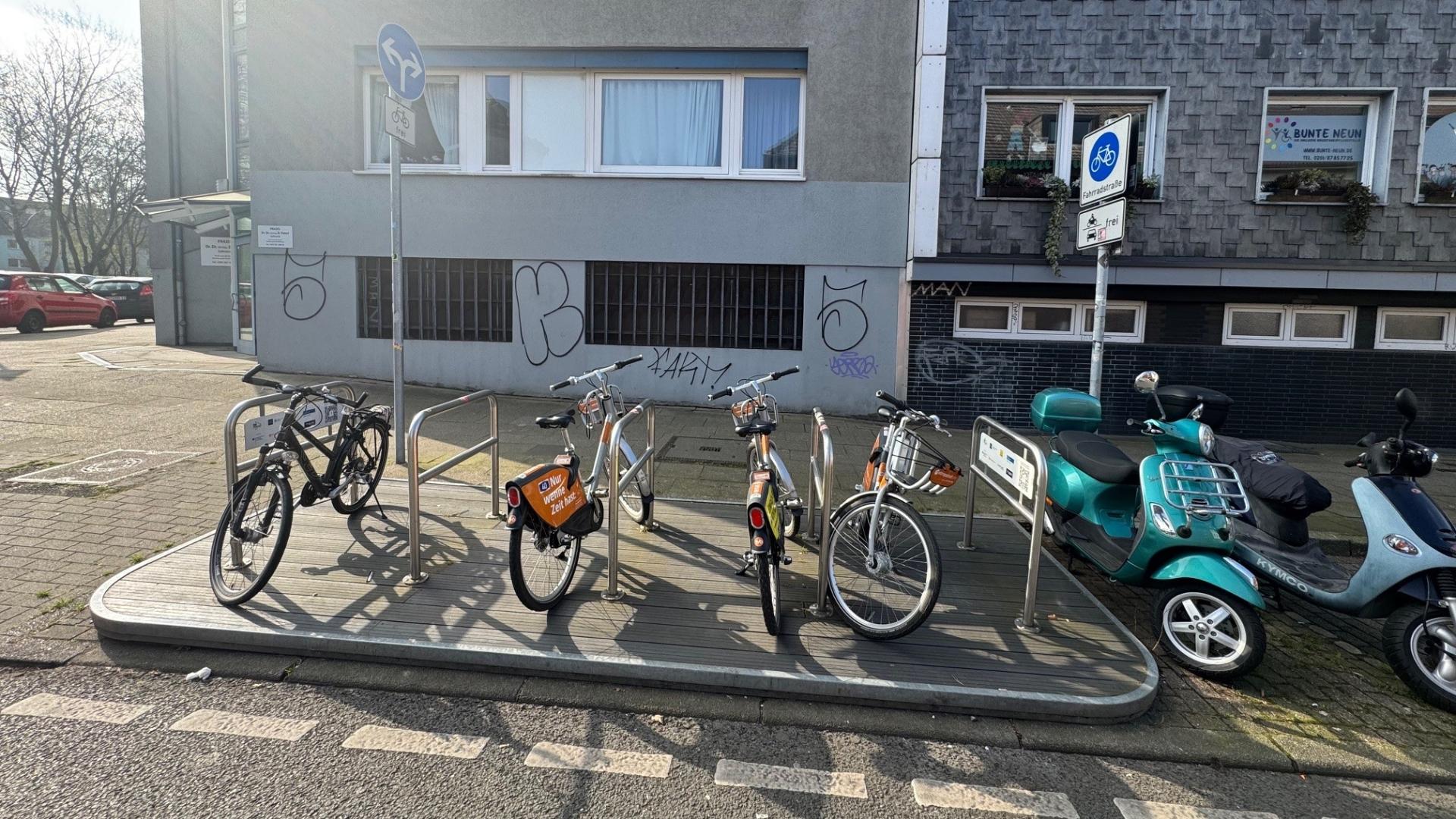 Fahrräder stehen in Essen an einem sogenannten Mobilpunkt. Dort kann man metropolradruhr-Leihräder ausleihen und zurückgeben.