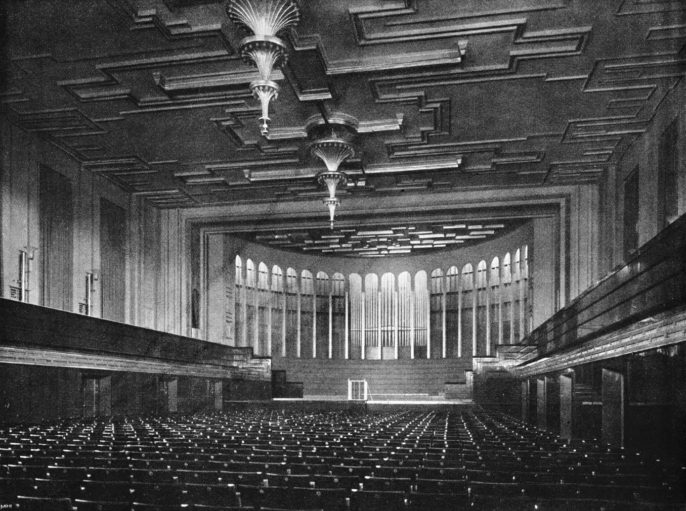 Historische schwarz-weiß Aufnahme mit Blick über den Zuschauerraum auf die Bühne der Stadthalle.