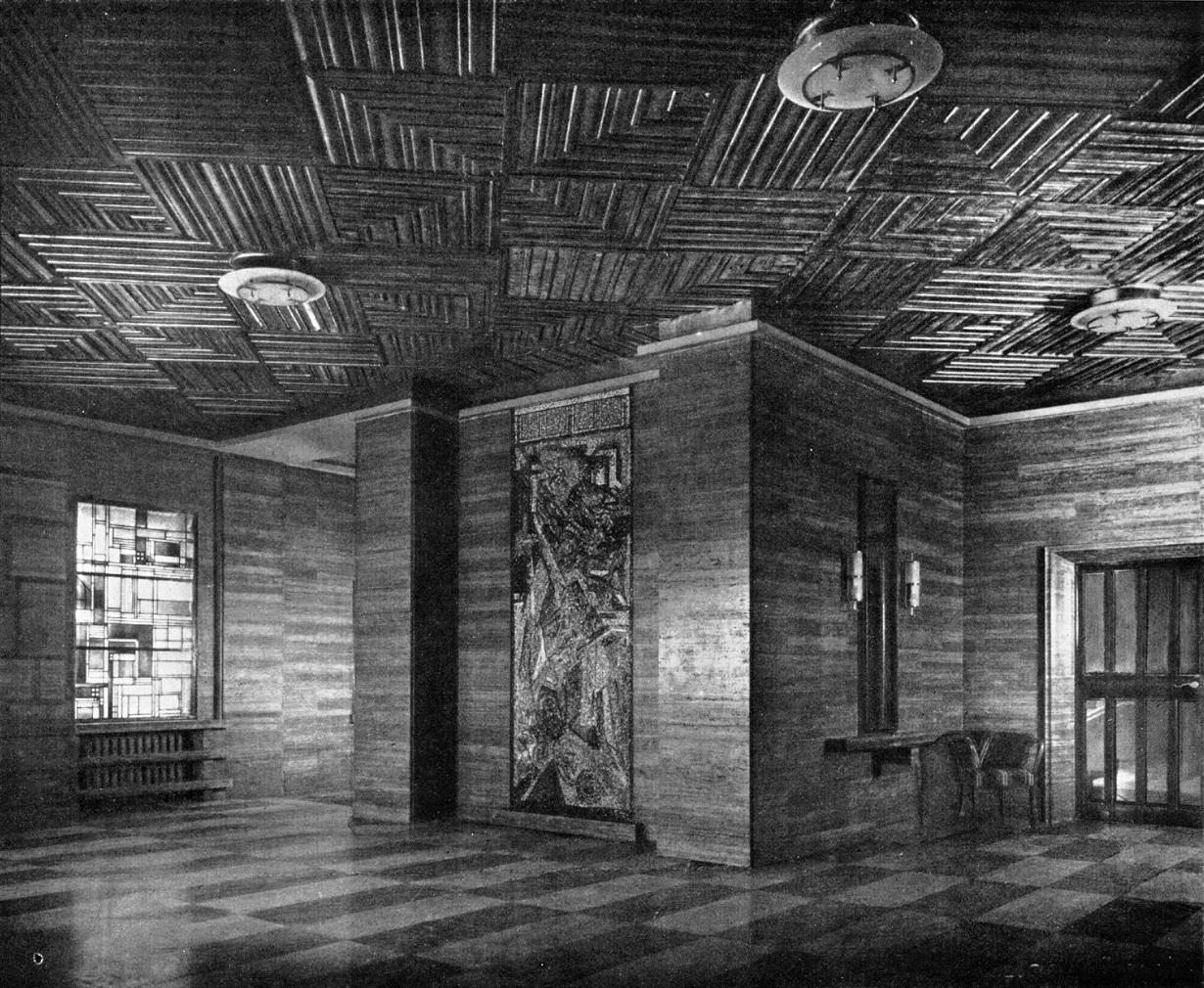 Historische schwarz-weiß Aufnahme mit Blick in die Vorhalle des kleinen Saals mit getäfelter Decke.