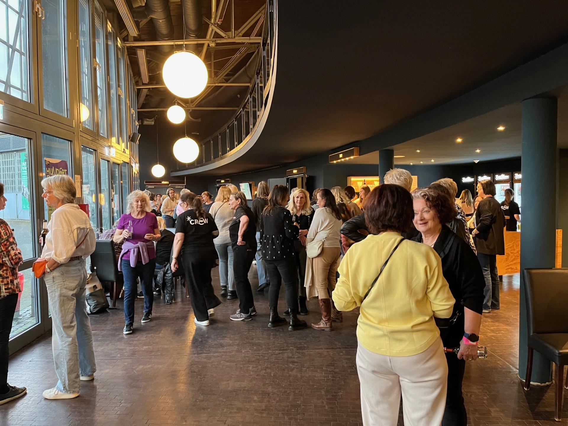 Das Foto zeigt die Stimmung auf der Frauenparty.