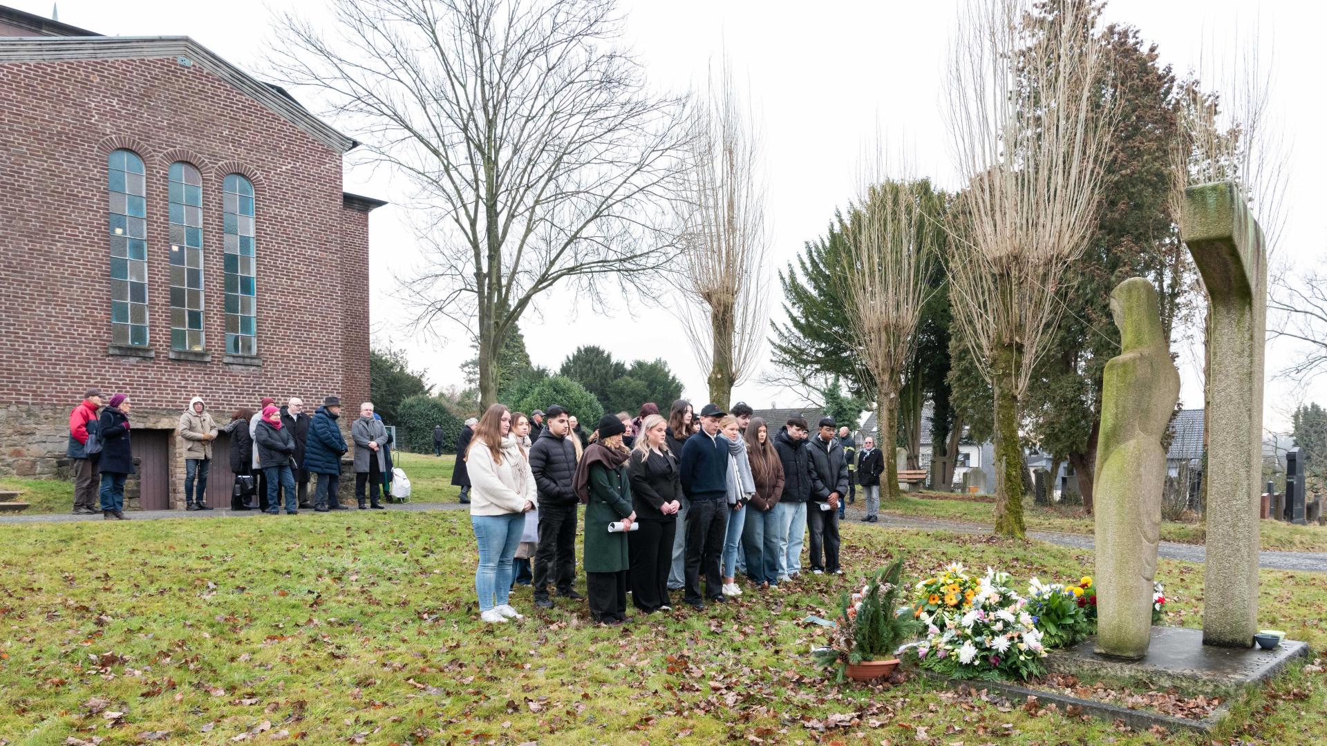 Schülerinnen und Schüler der Gustav-Heinemann-Gesamtschule beim stillen Gedenken. 
