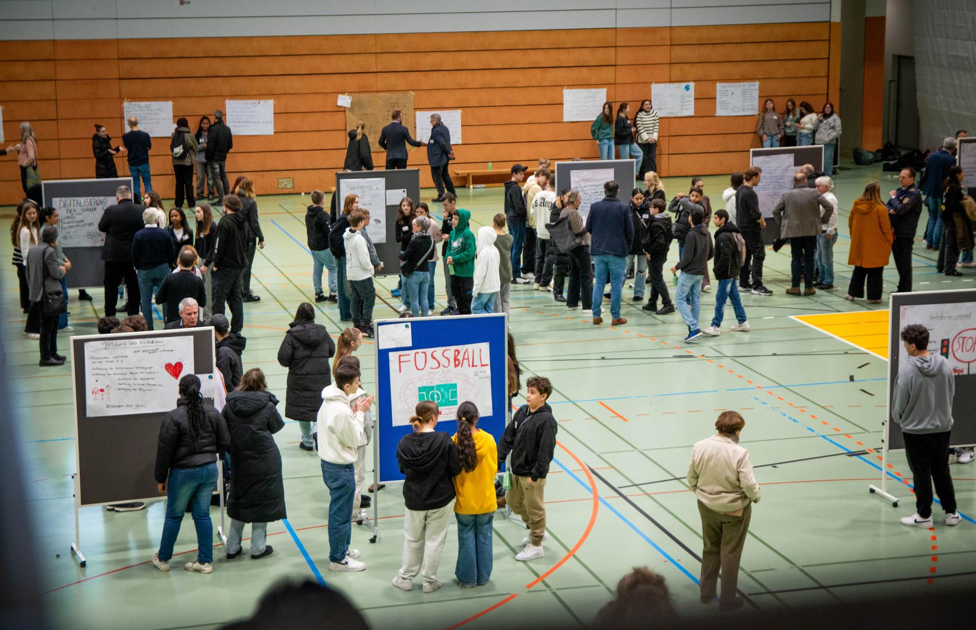 Jugendliche kommen mit Personen aus Verwaltung und Politik ins Gespräch