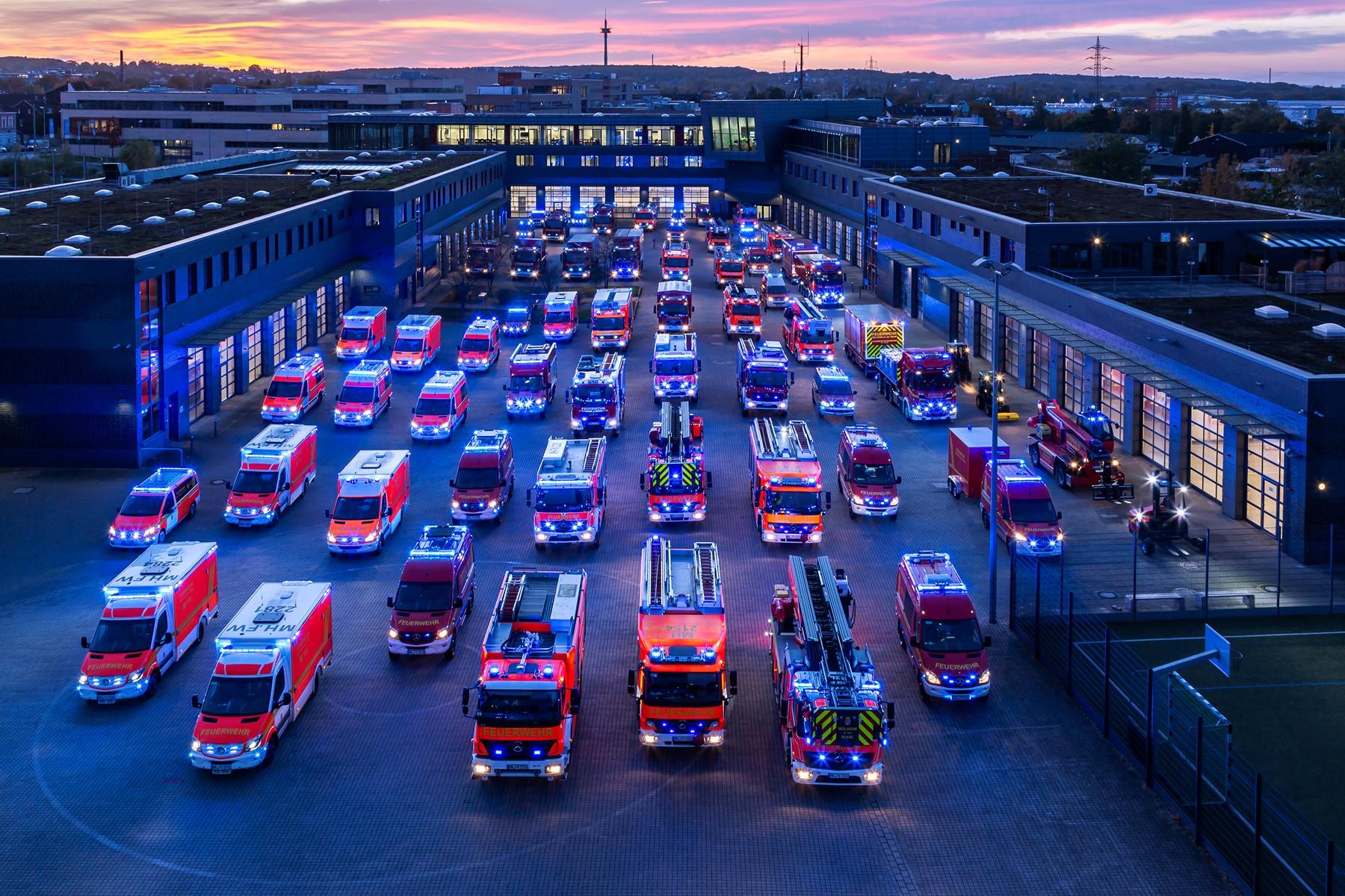 Das Bild zeigt Einsatzfahrzeuge der Feuerwehr auf dem Hof der Feuerwache