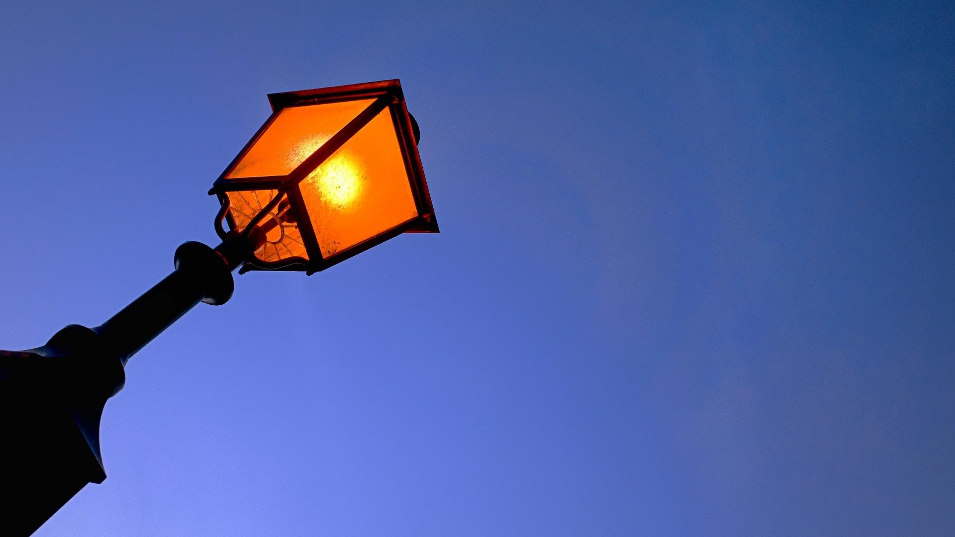 leuchtende Straßenlaterne