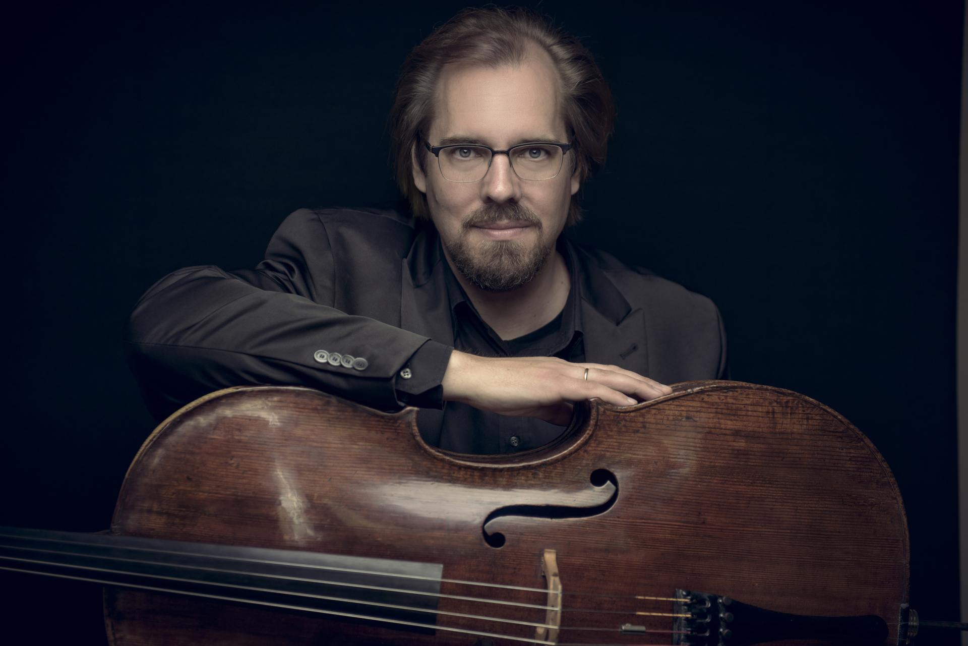 Das Bild zeigt Wolfgang Emanuel Schmidt mit einem Cello.