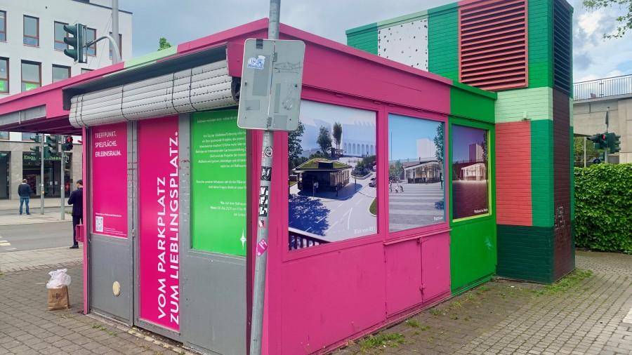 Outdoor-Ausstellung am Kiosk auf dem Rathausmarkt 