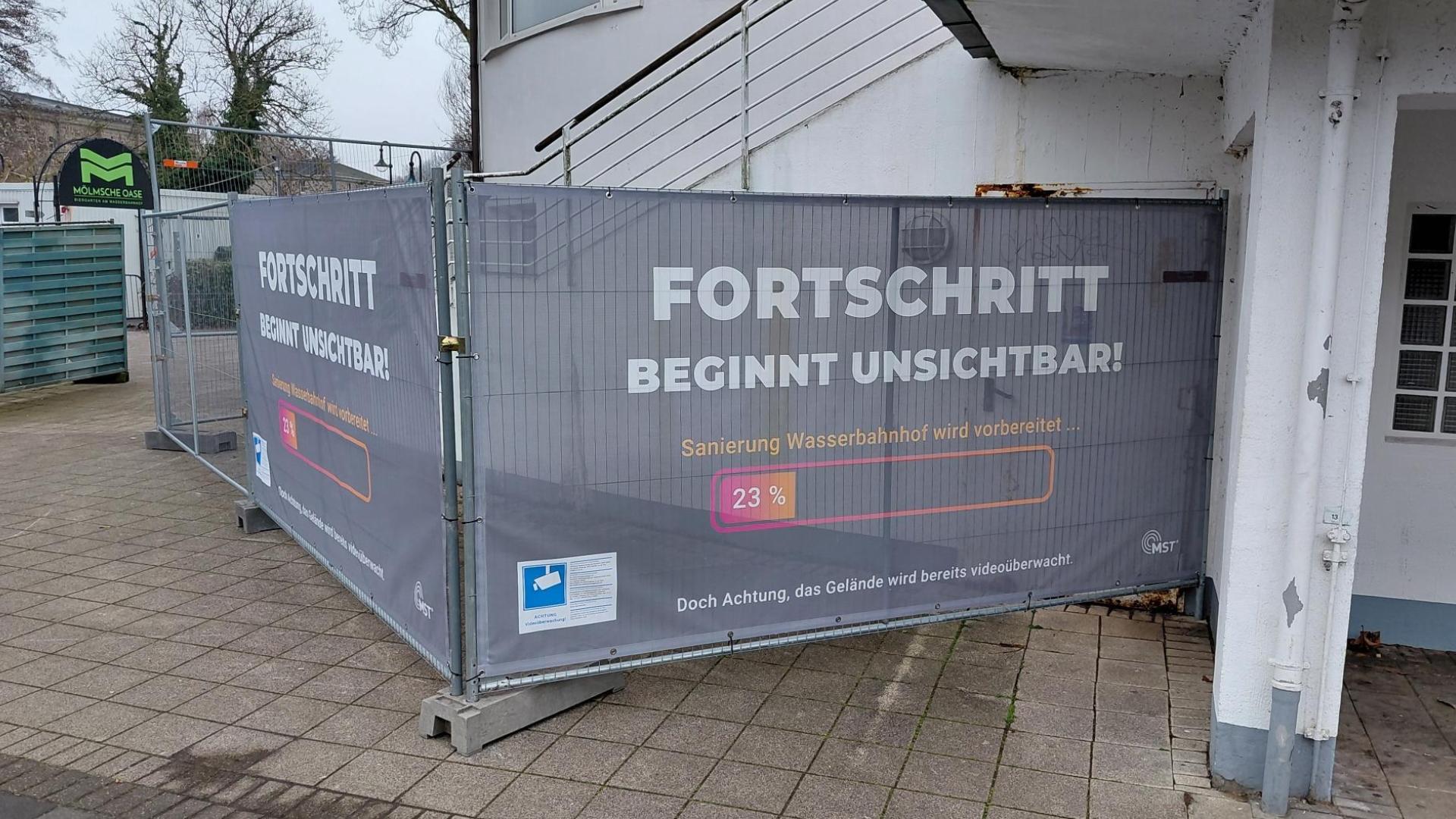 Wasserbahnhof wird zur Baustelle, im Bild ist ein Baustellenbanner zu sehen.