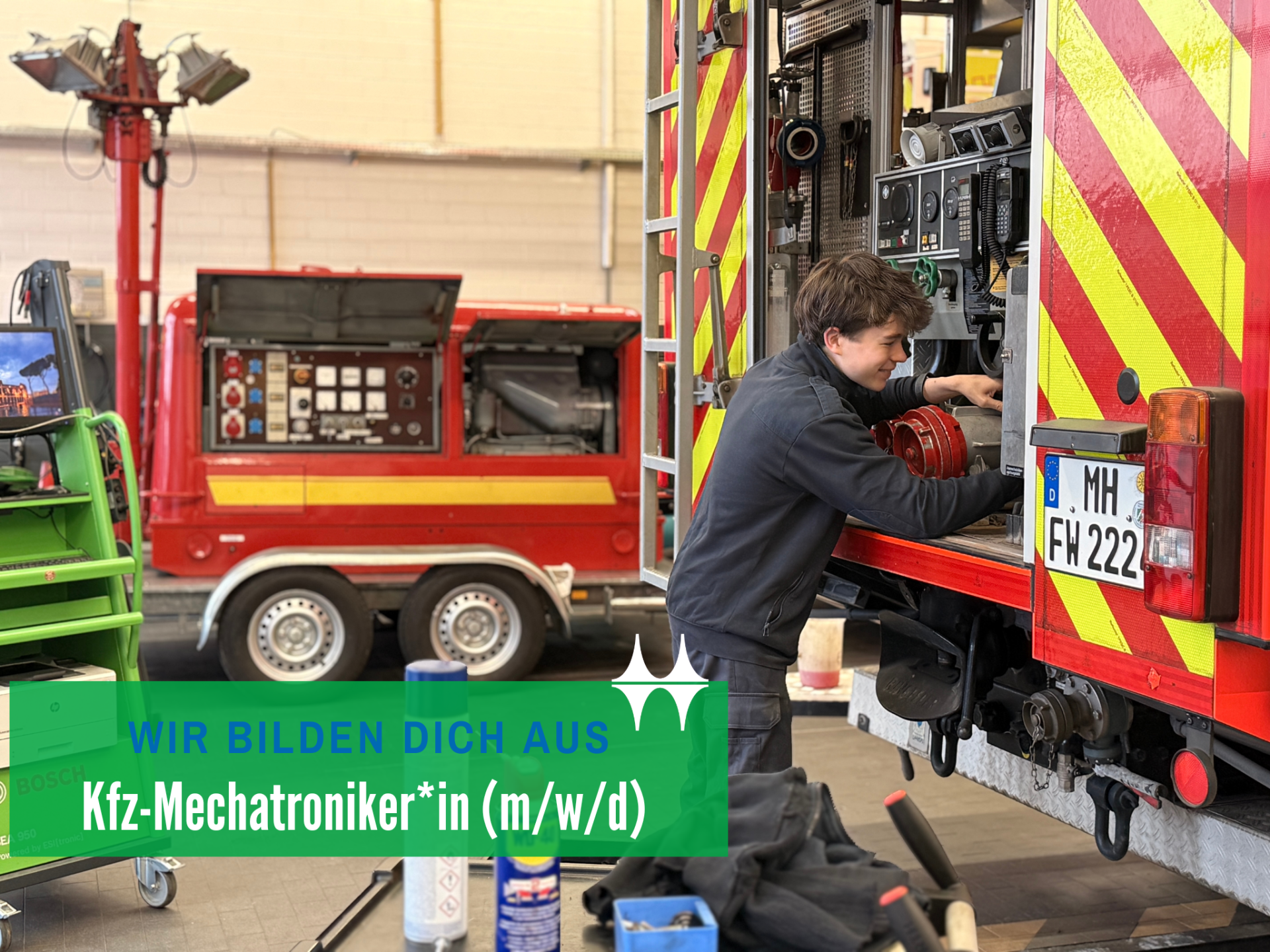 Person arbeitet an einem Einsatzfahrzeug der Feuerwehr. Im Vordergrund ist ein Text mit der Aufschrift: Wir bilden dich aus. Kfz-Mechatroniker*in (m/w/d)