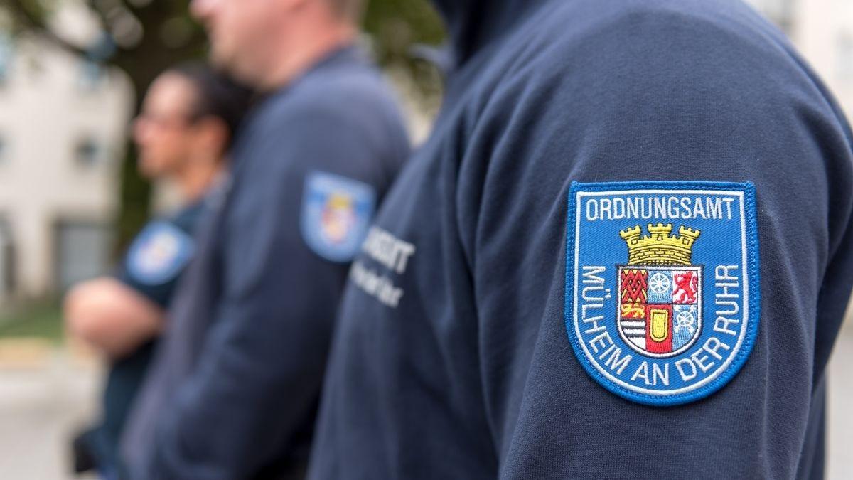 Mitarbeitende des Ordnungsamtes der Stadt Mülheim an der Ruhr in Dienstkleidung