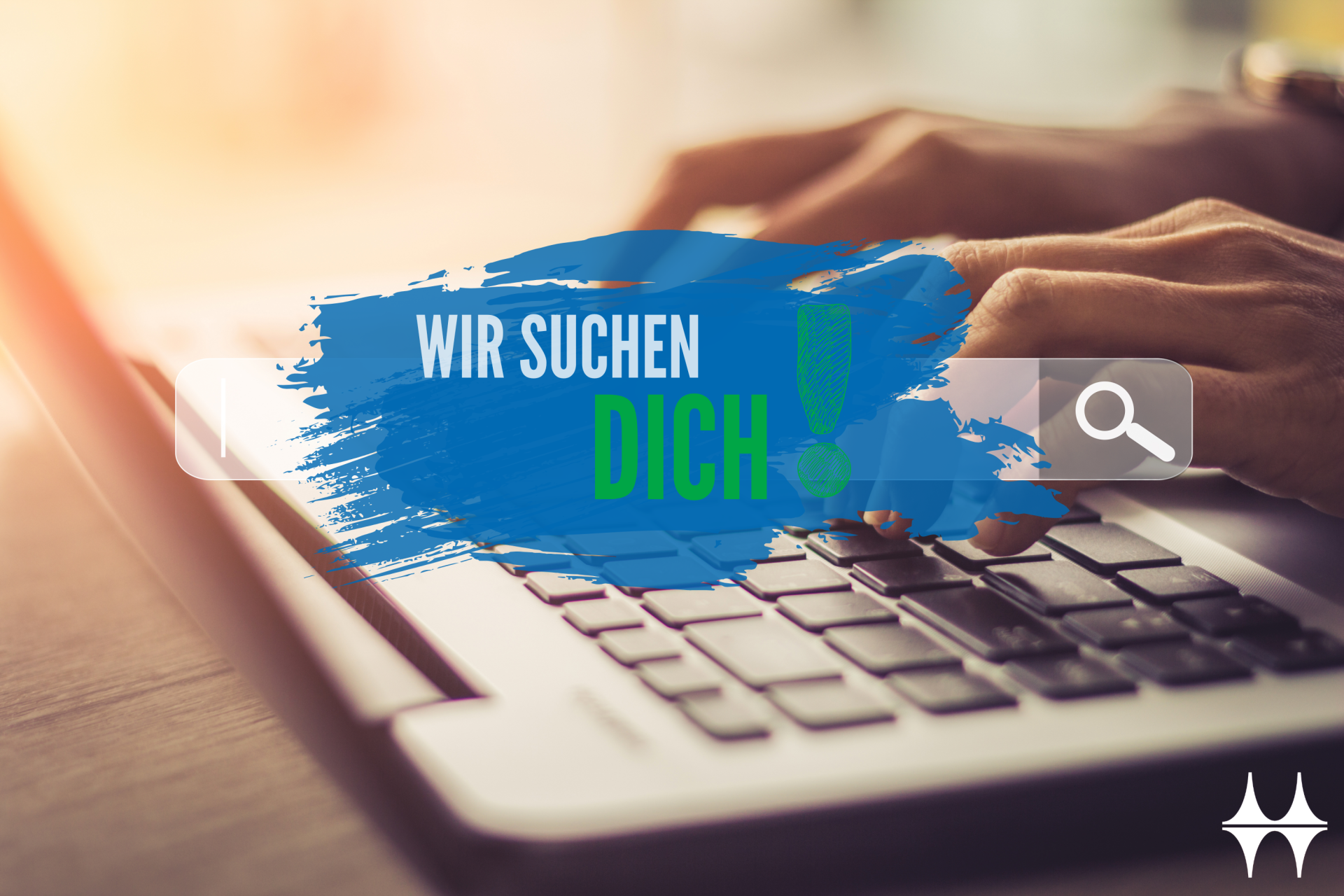 Person arbeitet an einem Laptop. Zentral der Schriftzug "Wir suchen dich!"