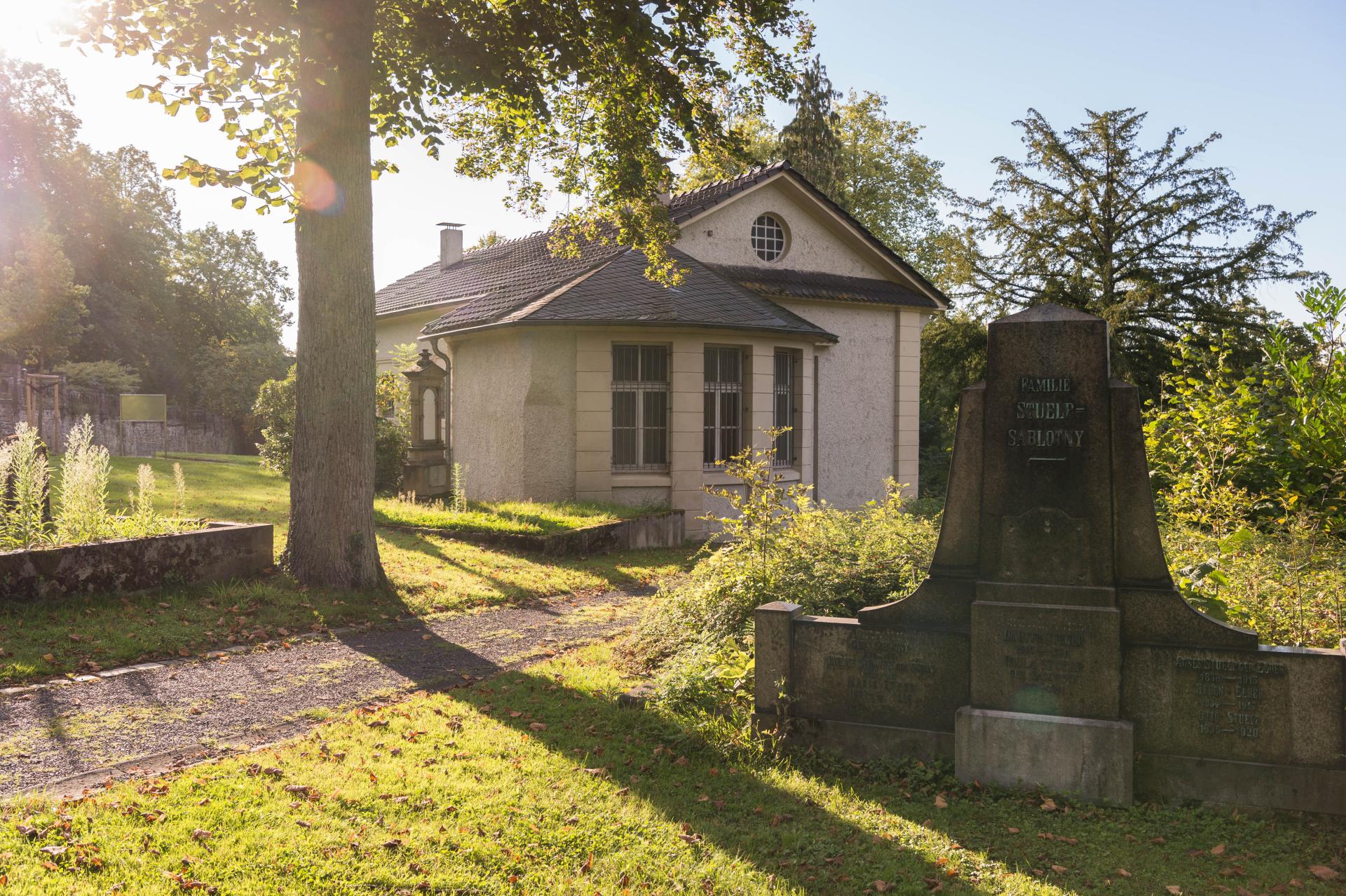 Beispiel einer historischen Grabstätte auf dem Altstadtfriedhof Mülheim. Im Hintergrund die Trauerhalle