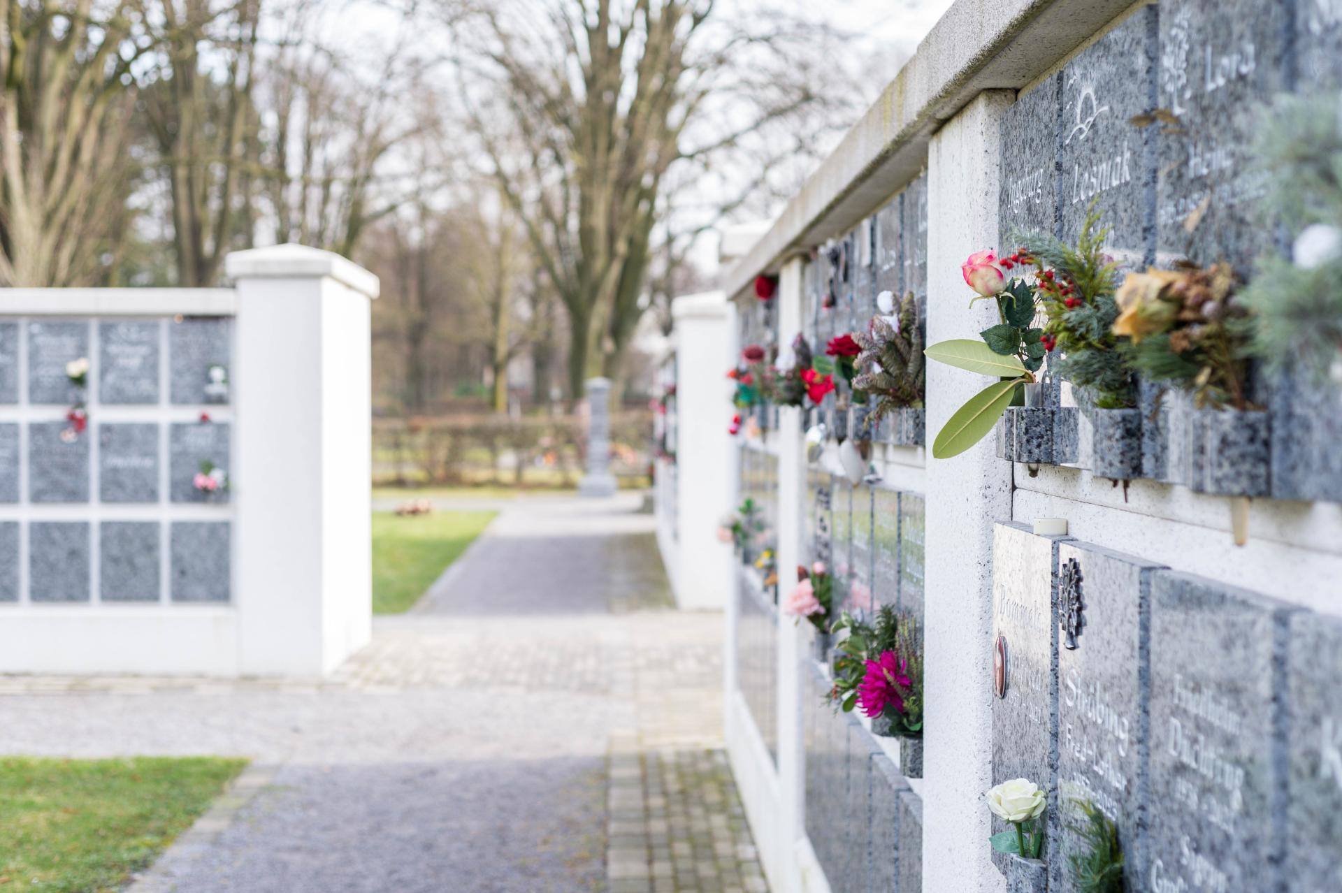 Urnenwände auf dem Friedhof Styrum