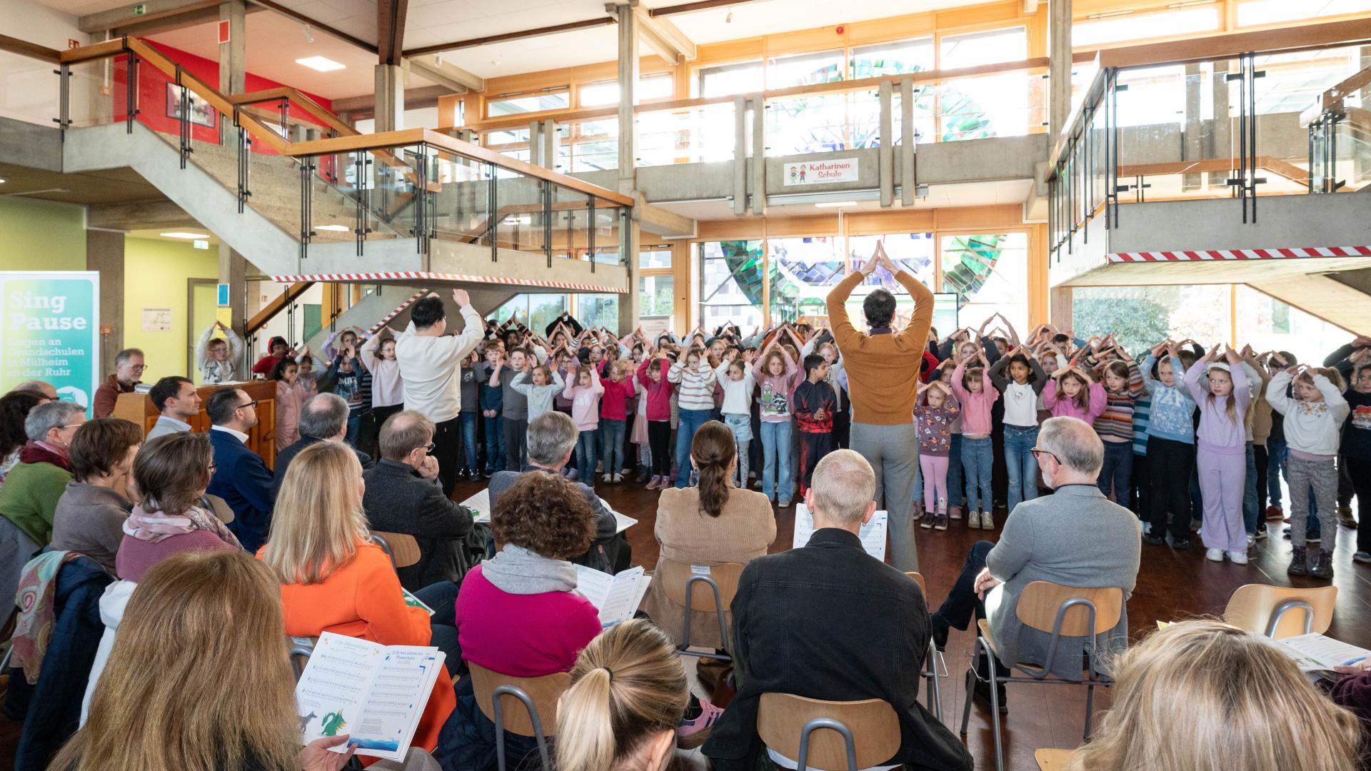 Grundschulkinder singen gemeinsam bei der Vorführung des Projektes SingPause.