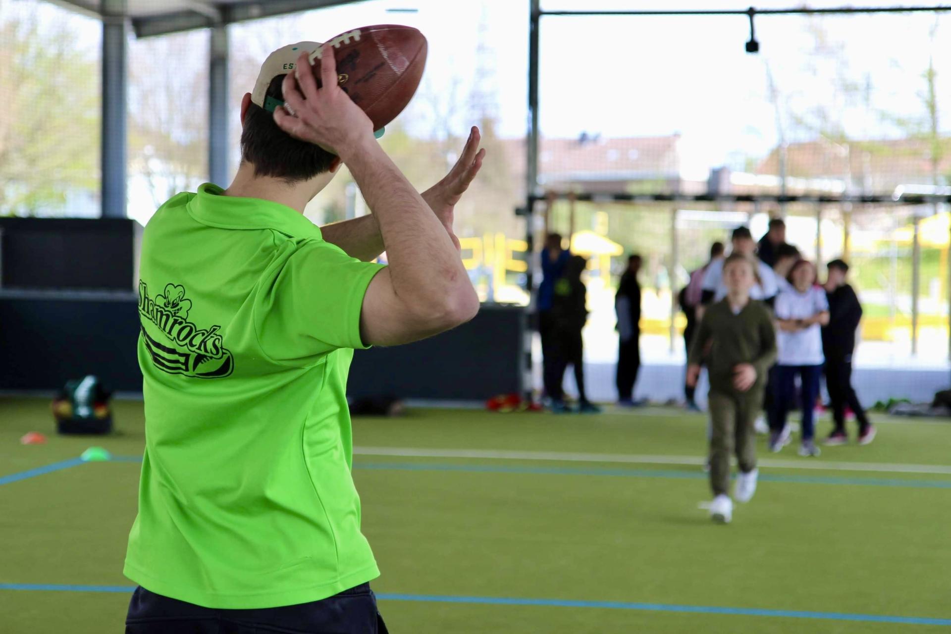 Sportwoche Mülheim. Jemand wirft einen Football