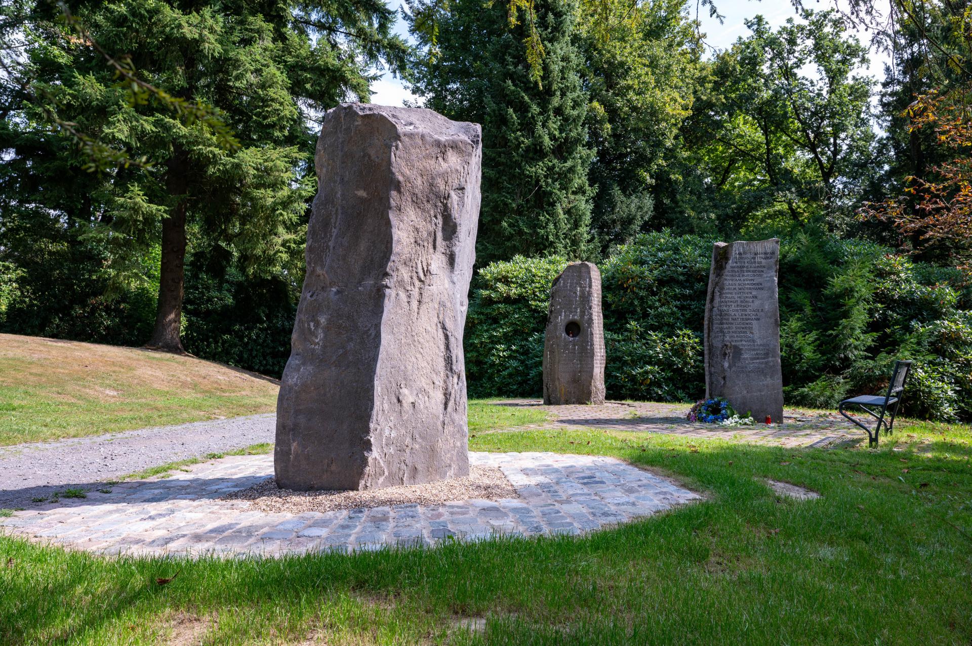 Das Gemeinschaftsgrabmal des Baumbestattungsfeldes auf dem Hauptfriedhof Mülheim