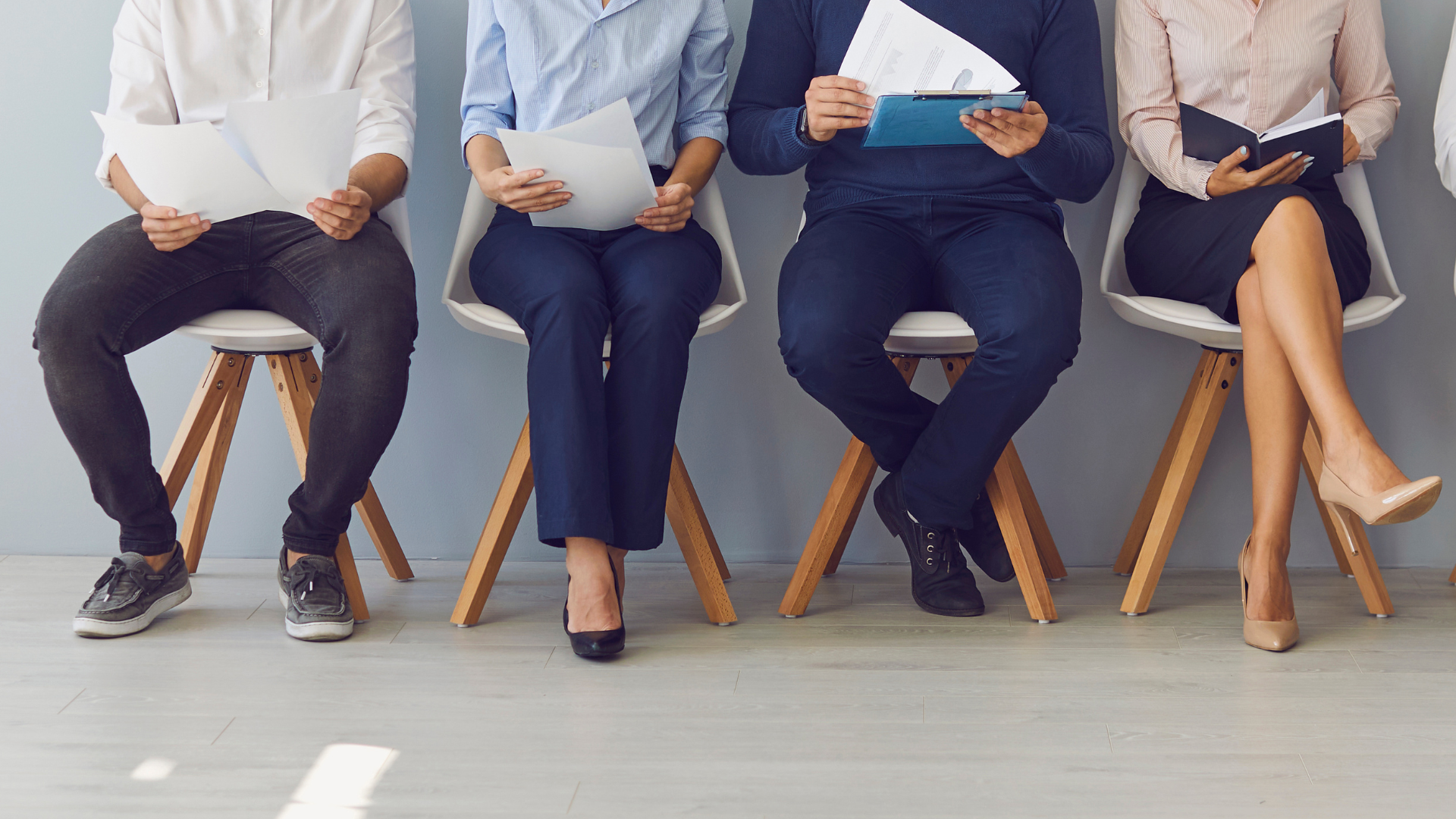 Bewerbungsverfahren. Menschen sitzen.