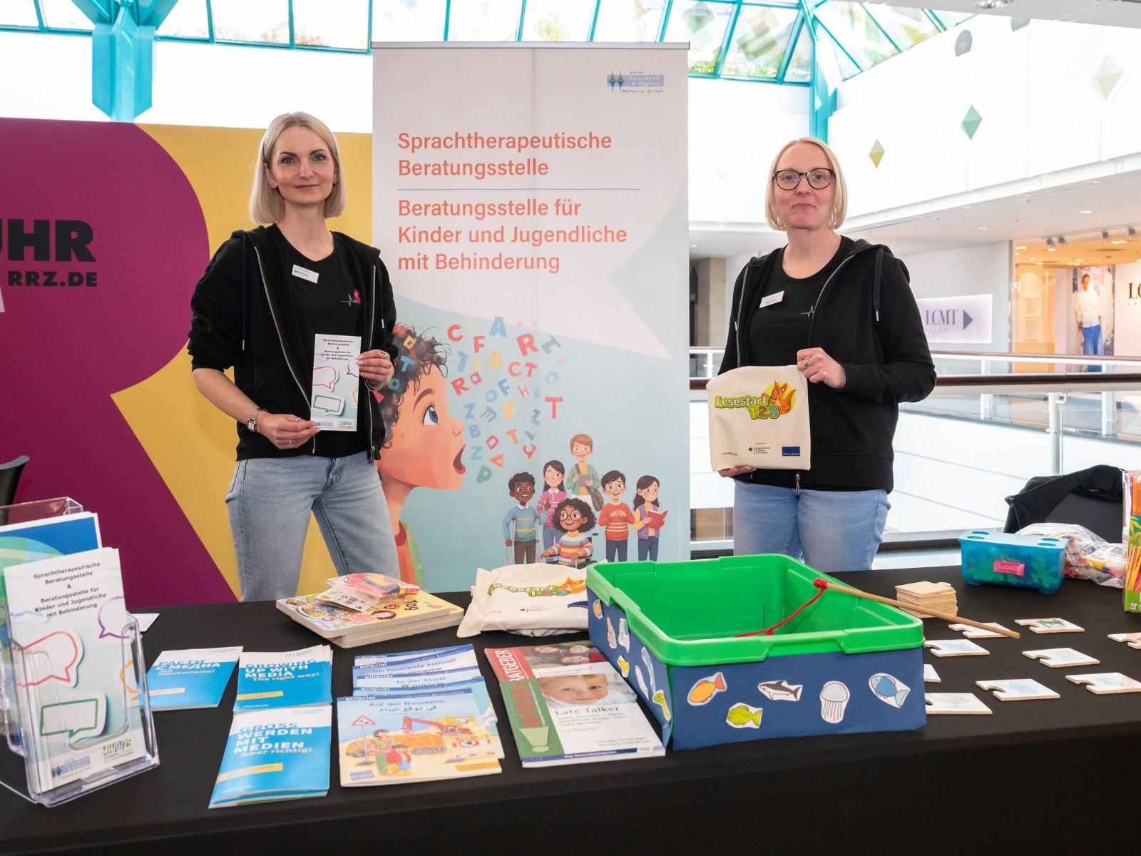 Lisa Butzke und Carmen Klemencic beim Tag des Gesundheitsamtes 