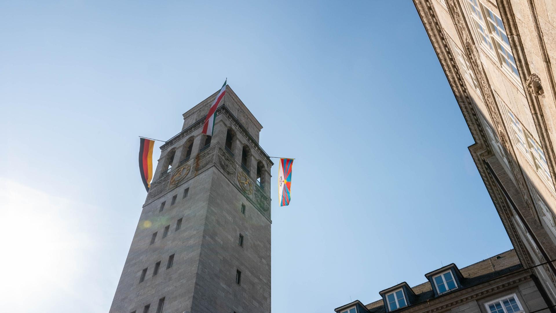 Zum Jahrestag des tibetischen Volksaufstands weht auf dem Rathausturm die tibetische Flagge.
