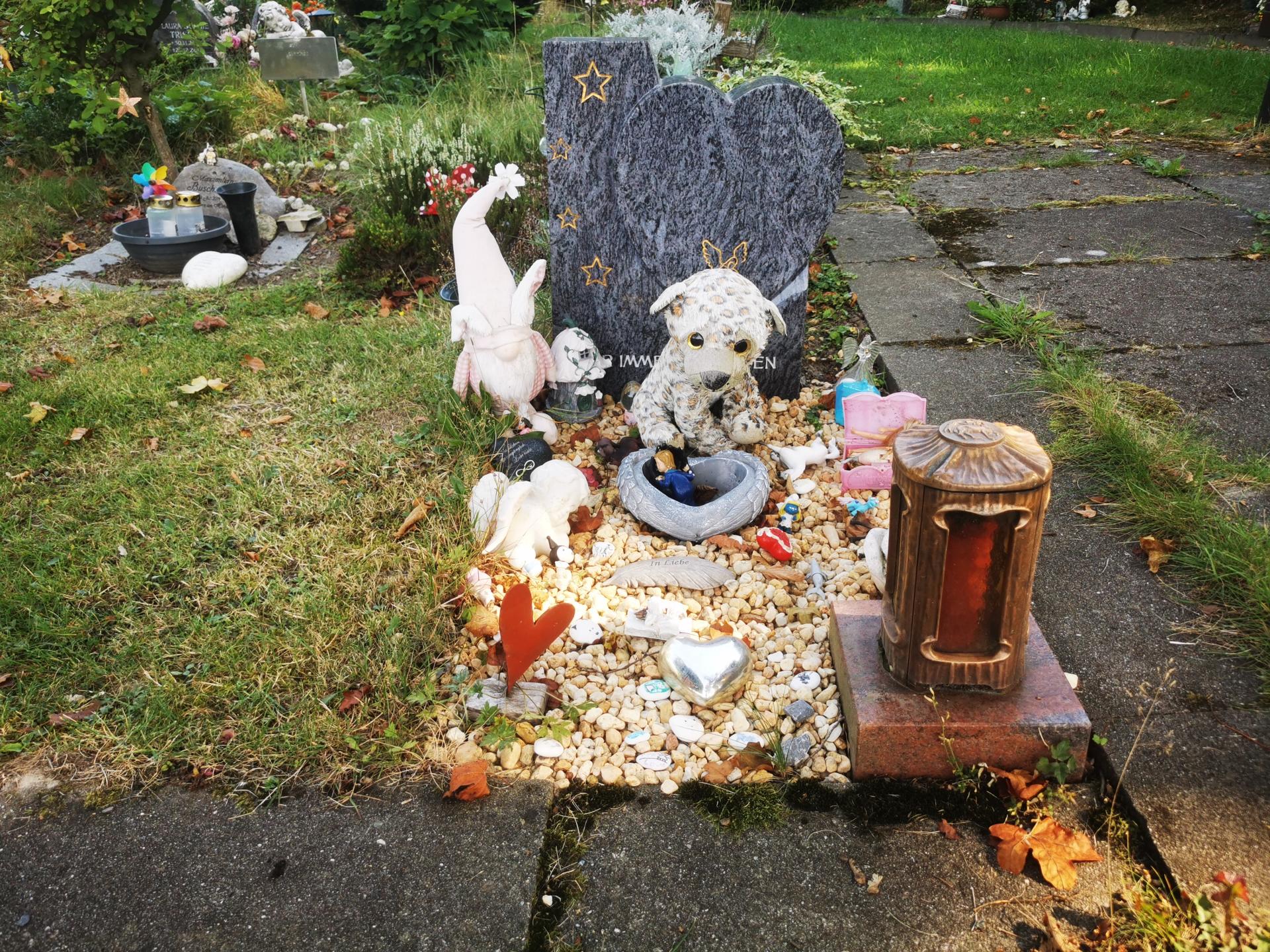 Ein liebevoll gestaltetes Kindergrab auf dem Hauptfriedhof Mülheim