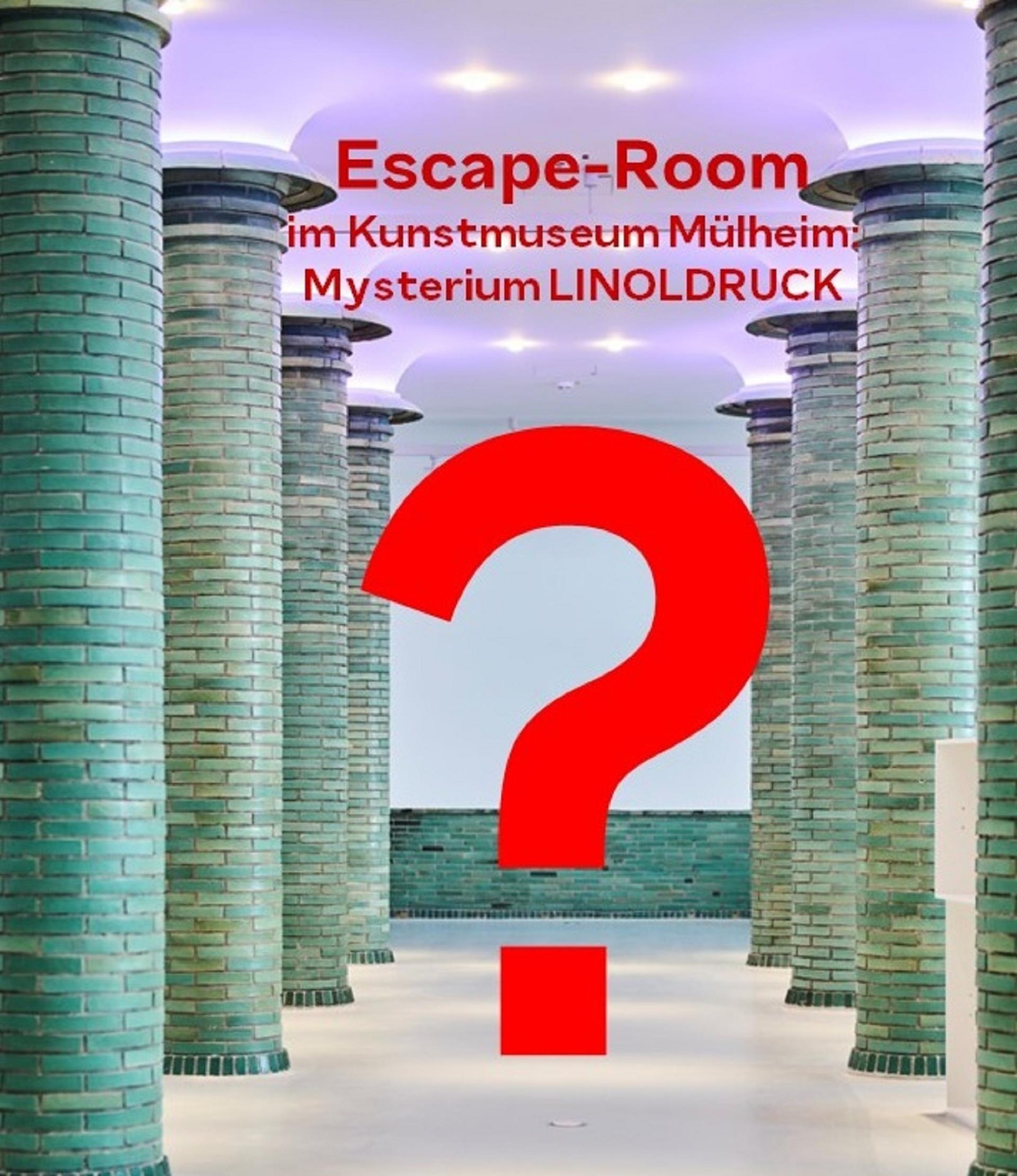 Das Bild zeigt das Foyer des Kunstmuseum Mülheim an der Ruhr mit grünen Majolika-Säulen und grauem Fußboden. In der Mitte schwebt ein großes rotes Fragezeichen. Darüber ein Schriftzug.