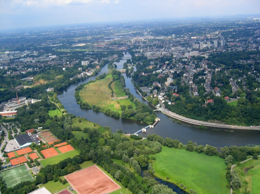 Mülheim an der Ruhr Panorama - Urbanität und Fluss - Blick aus der Luft auf das Ruhrtal