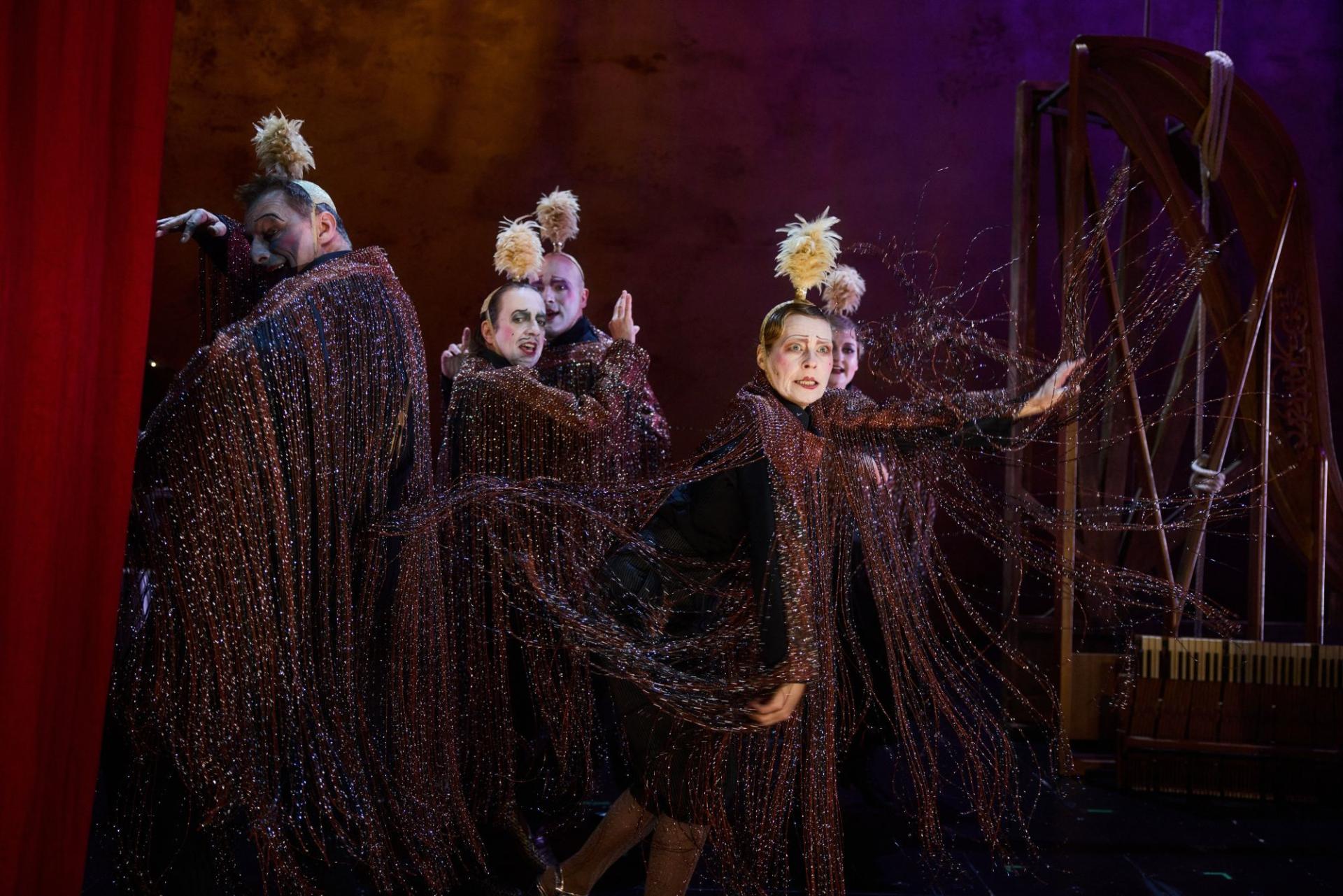 Szene aus dem Stück "Play Auerbach!" mit fünf Schauspieler*innen in Kostümen auf der Bühne