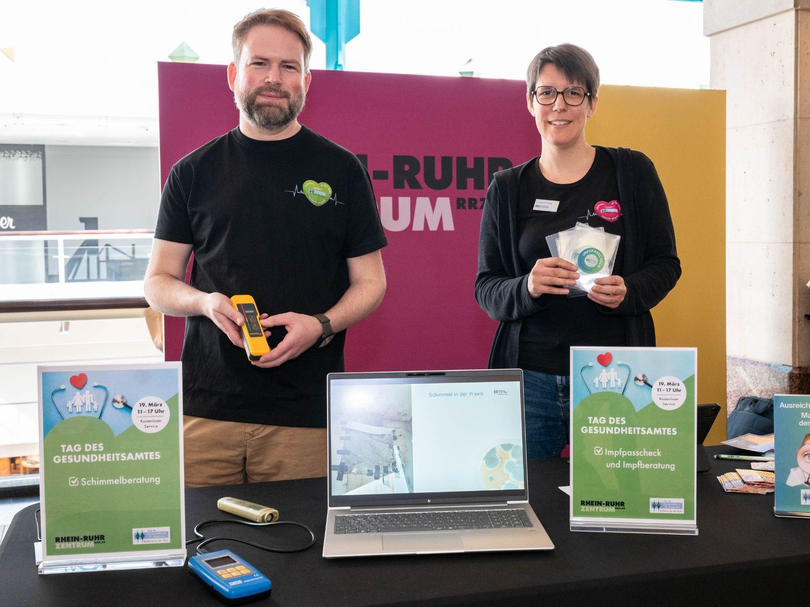 Dr. Frank Pisani mit Dr. Susanne Härtig beim Tag des Gesundheitsamtes