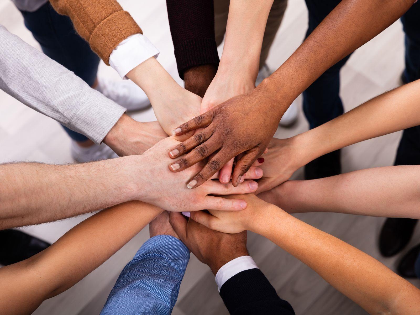 Viele Hände, die Zusammenhalt zeigen