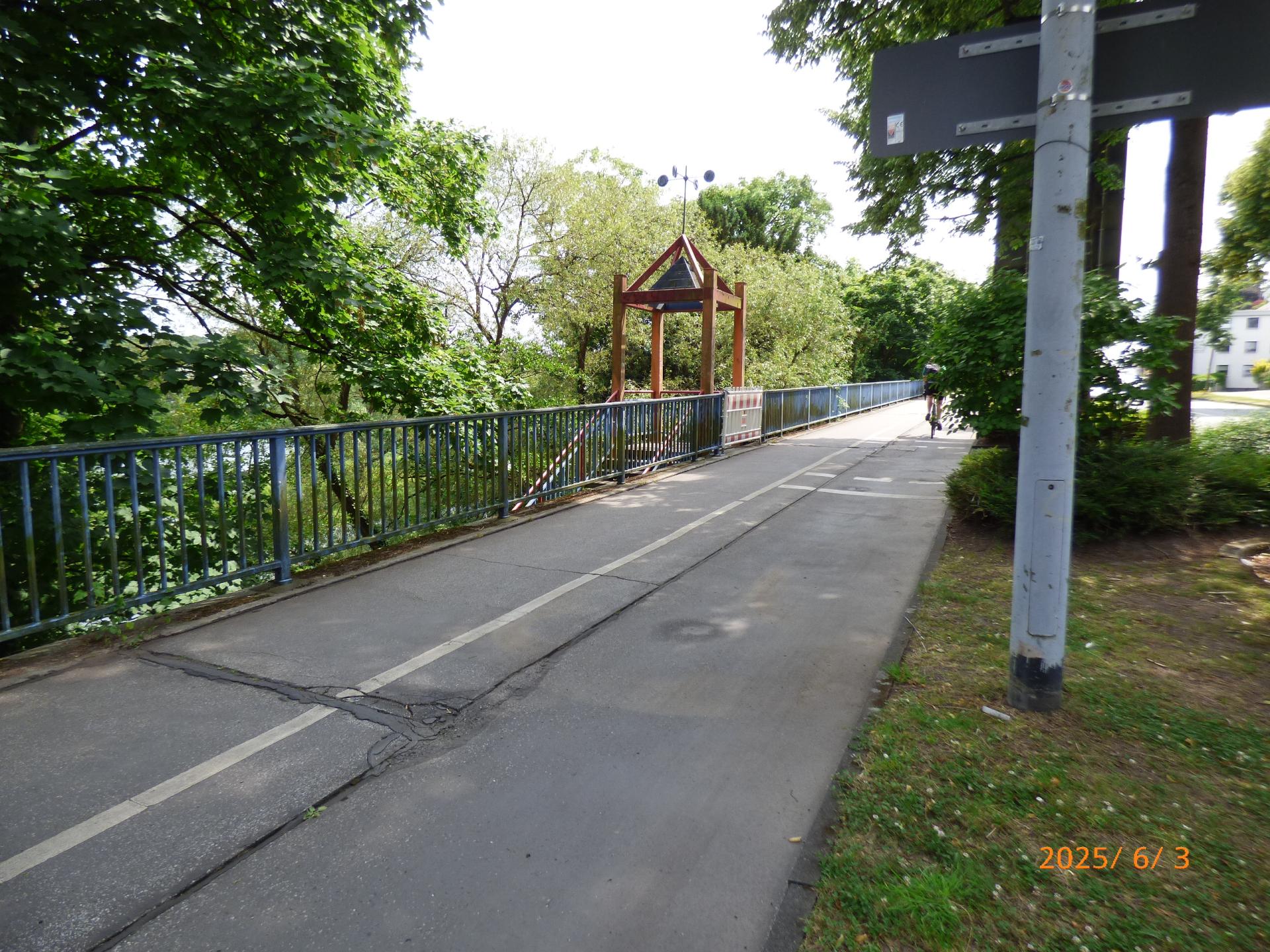 Blick auf den Radweg an der Straße Ruhrufer. Links findet sich ein Treppenabgang.