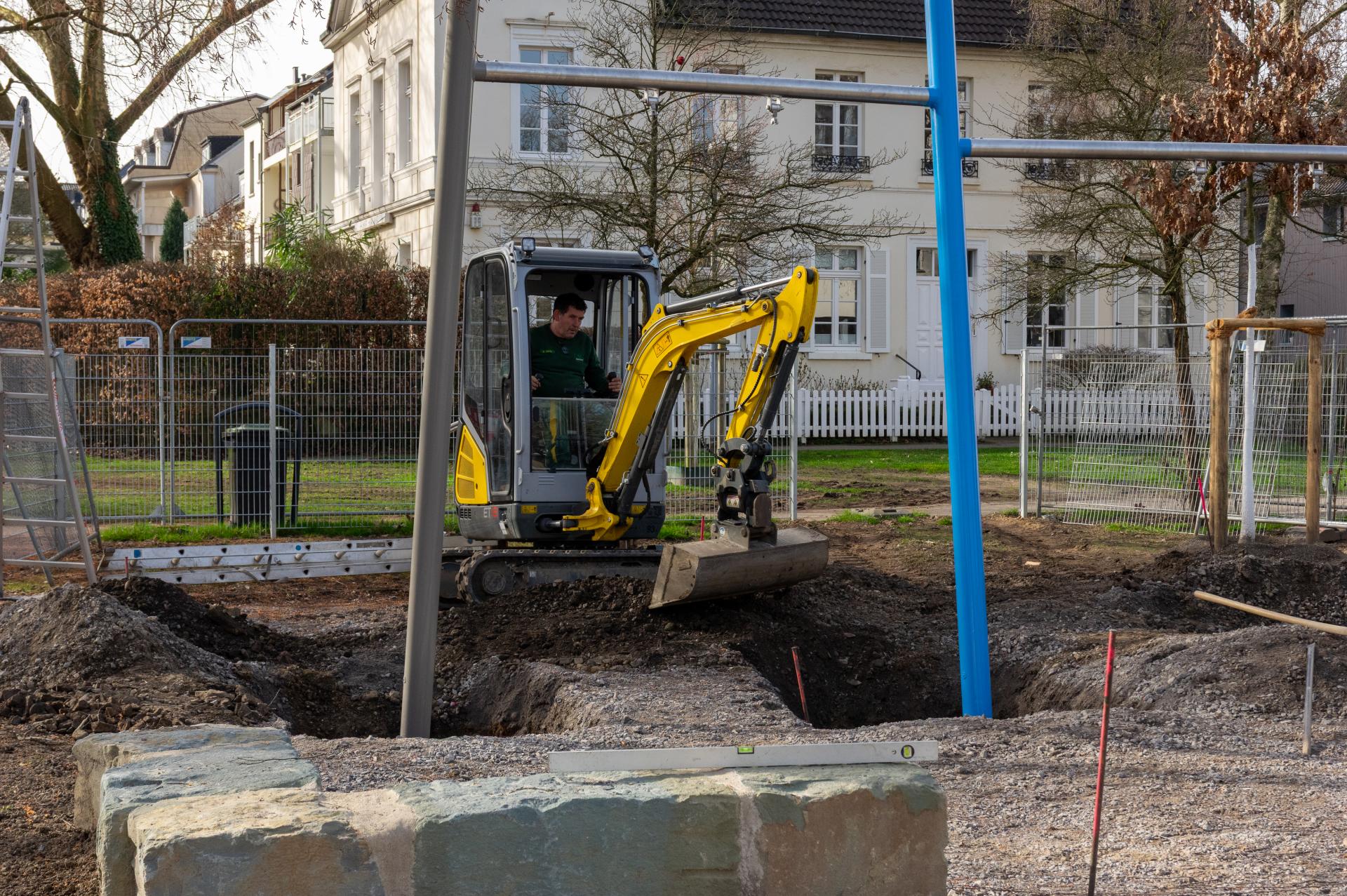 Auf dem Foto ist eines der neuen Spielgeräte vom Inklusivem Spielplatz Schloßberg / Fossilienweg zu sehen.
