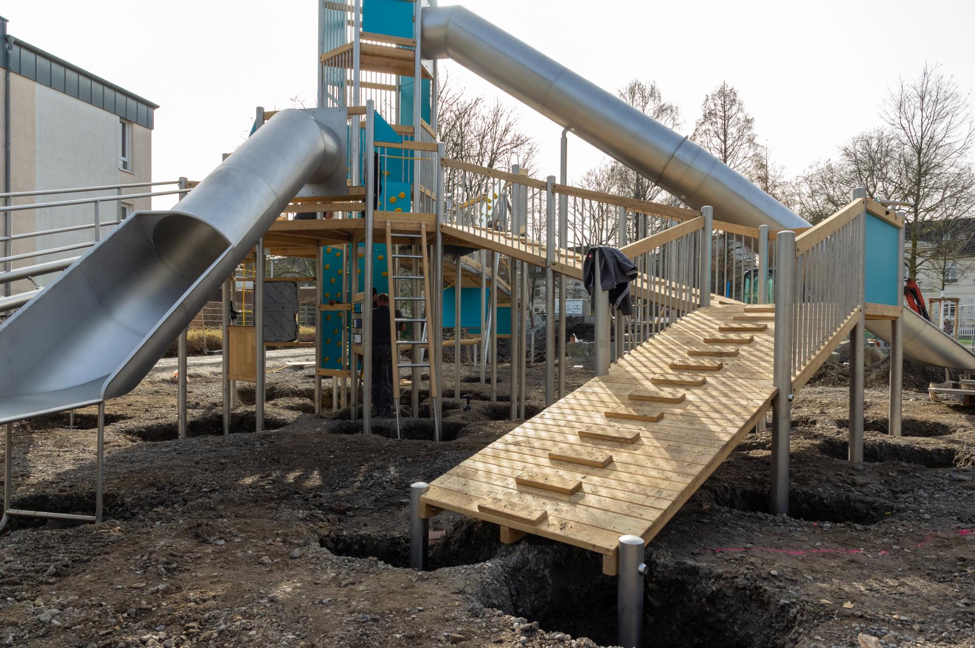 Auf dem Foto ist eines der neuen Spielgeräte vom Inklusivem Spielplatz Schloßberg / Fossilienweg zu sehen.