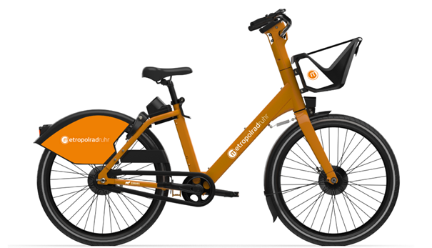 orangenes Fahrrad vor weißem Hintergrund mit den Logos von metropolradruhr auf Rahmen, Gepäck Körbchen vorne und Spritzschutz Hintererrad