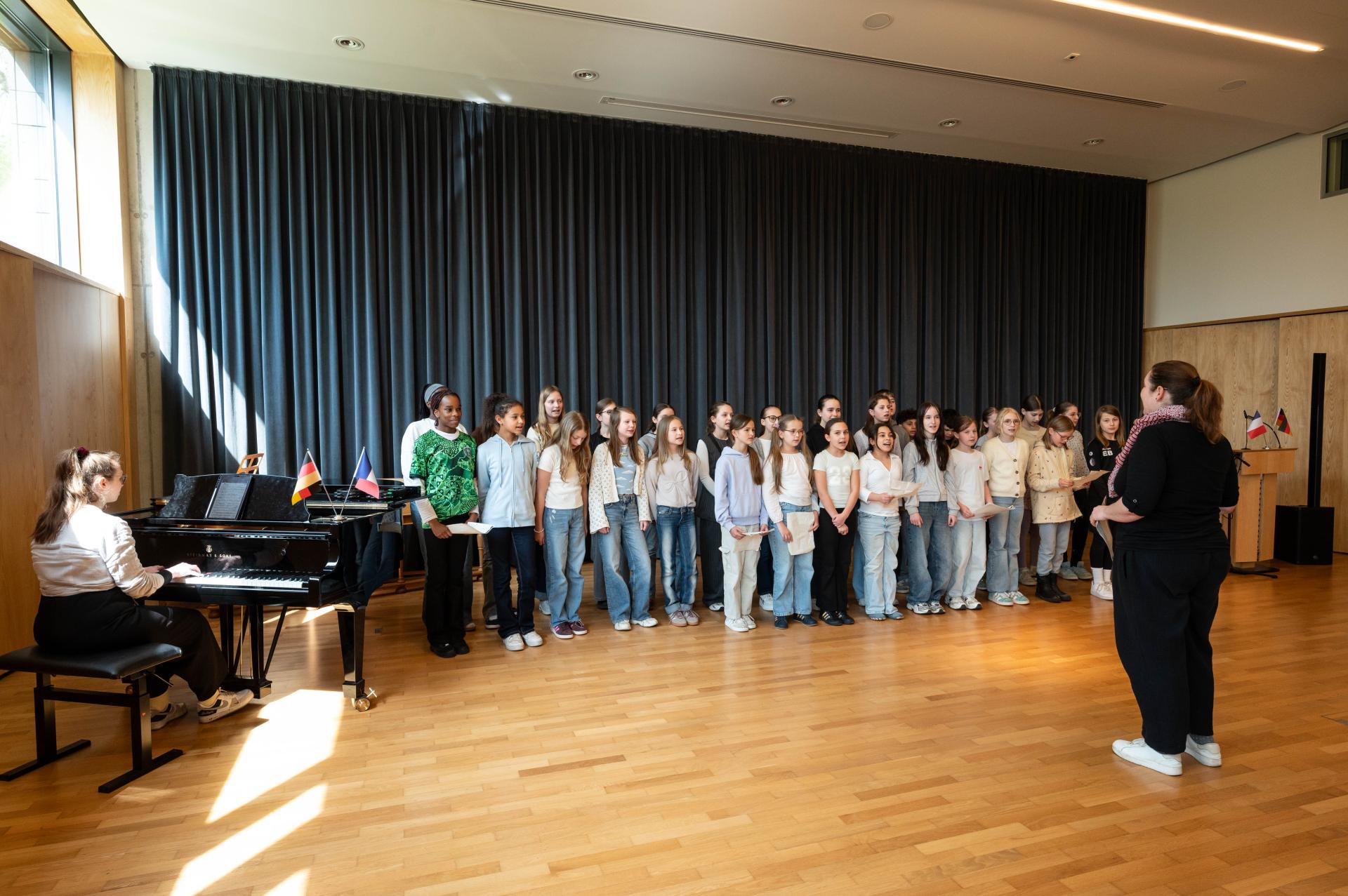 Musikalische Begegnung mit der französischen Partnerstadt Tours: Der Unterstufenchor des Gymnasiums Heißen.
