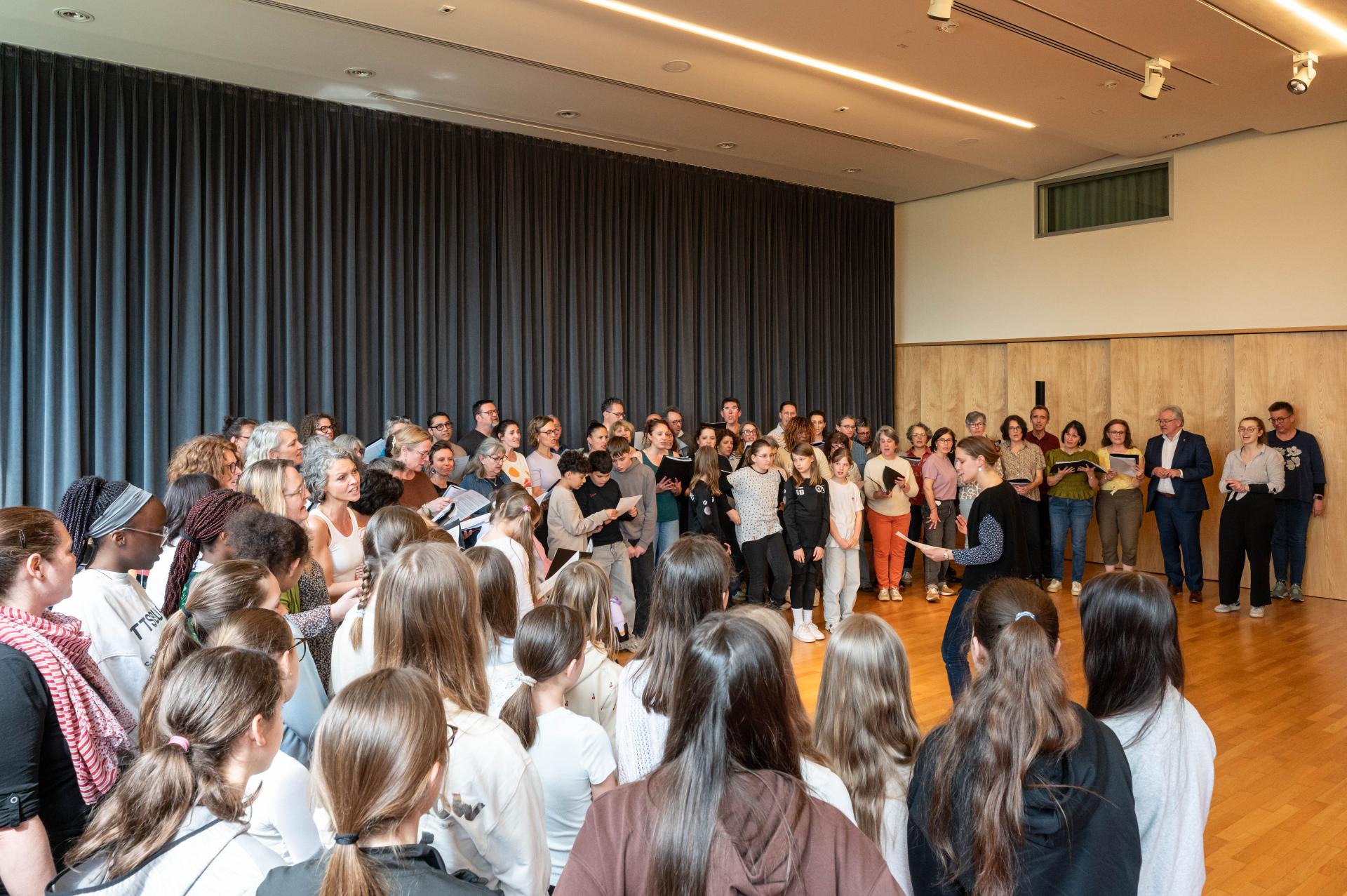 Gemeinsames Singen des Febvotte-Chors aus Tours mit dem Gymnasium Heißen in der Musikschule Mülheim an der Ruhr.