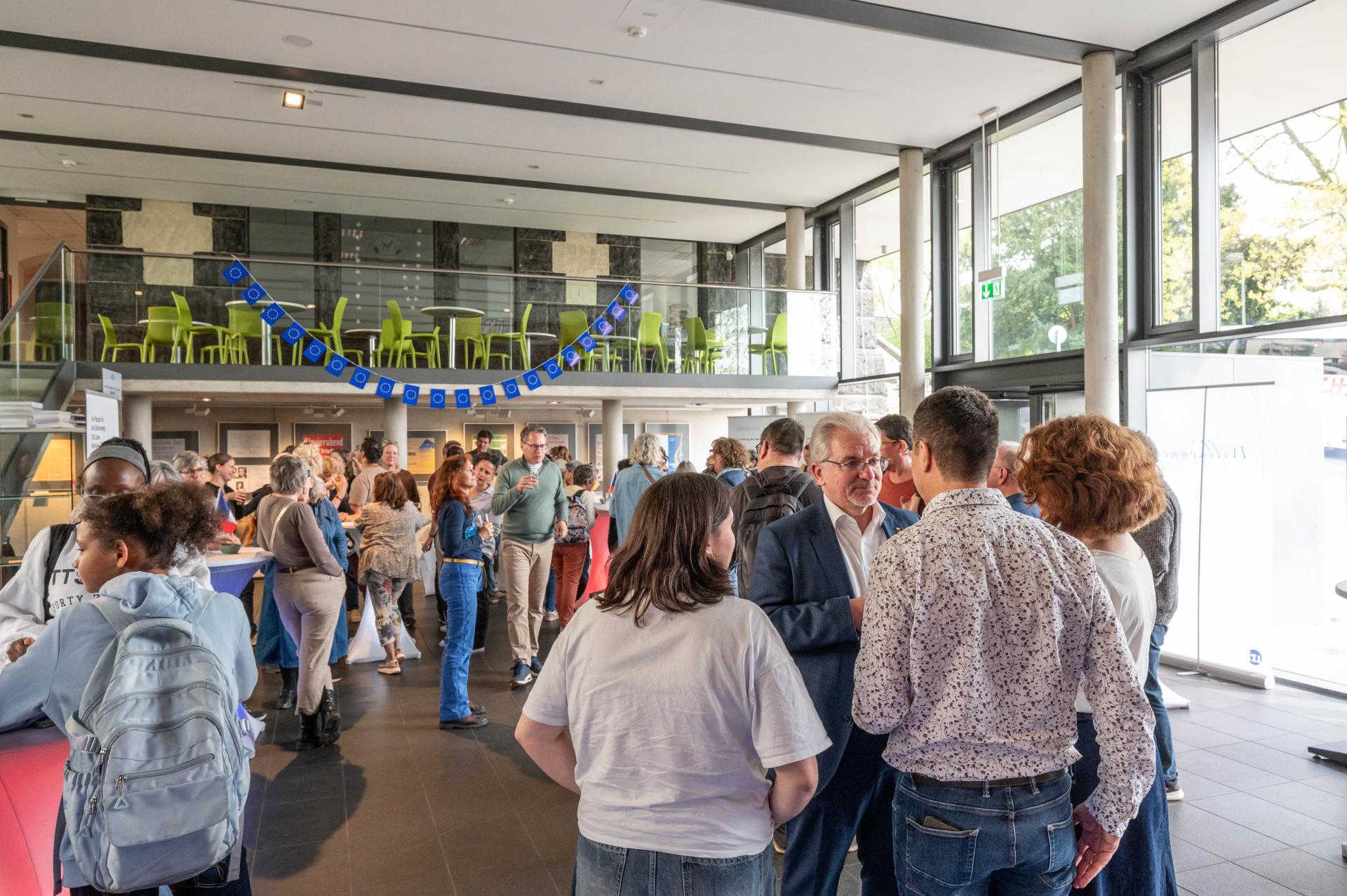 Persönlicher Austausch bei musikalischer Begegnung des Febvotte-Chors aus Tours mit dem Gymnasium Heißen in der Musikschule Mülheim an der Ruhr.