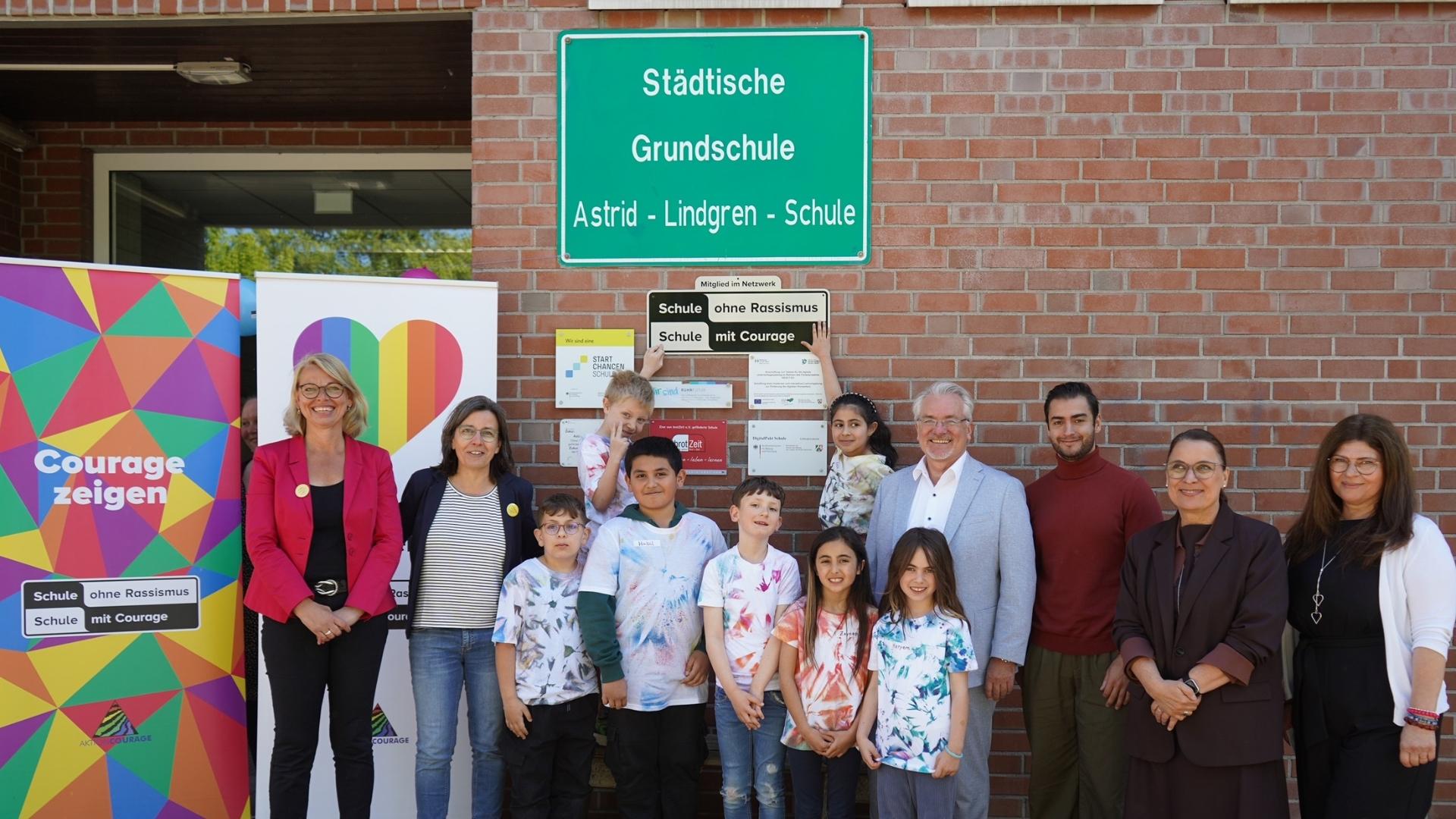 „Courage-Schild“ an der Eingangstür der Astrid Lindgren-Schule