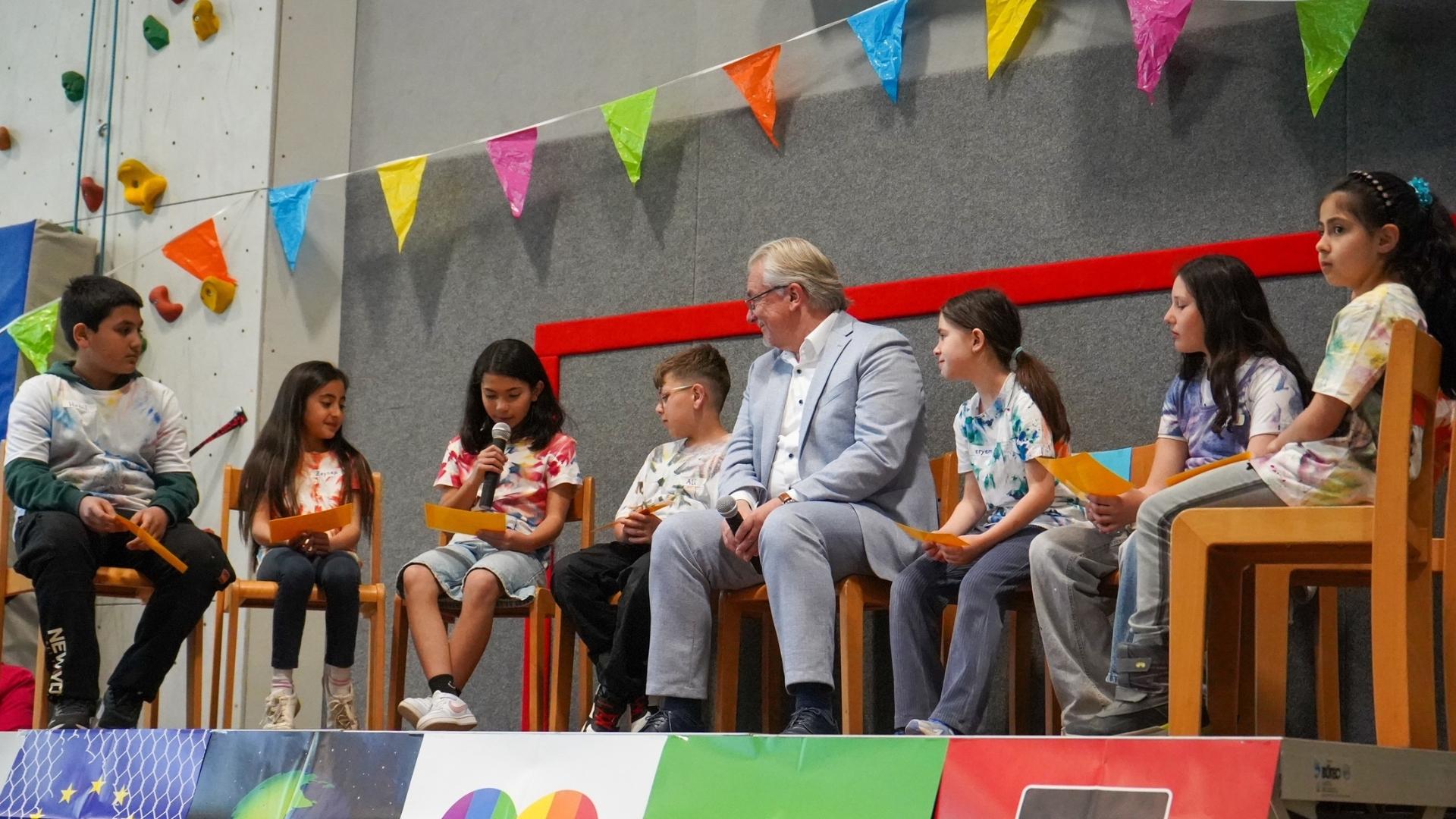 Oberbürgermeister Marc Buchholz bei der Kindersprechstunde mit Schüler*innen des Kinderparlaments