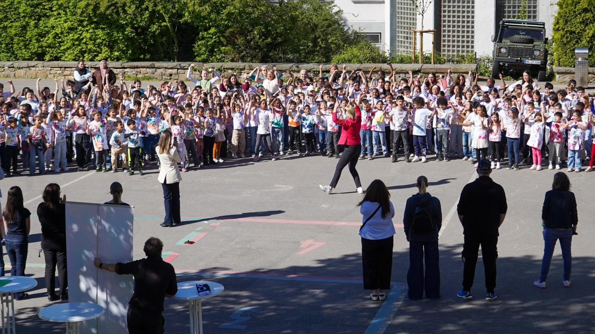 Gemeinsames Singen auf dem Schulhof