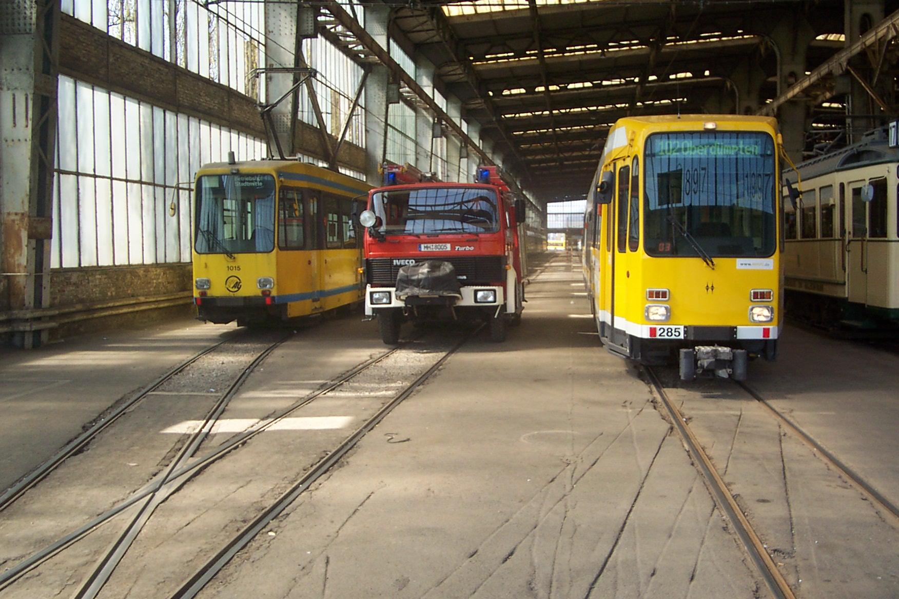 Stellplätze der Löschfahrzeuge in der Aufstellhalle der MVG