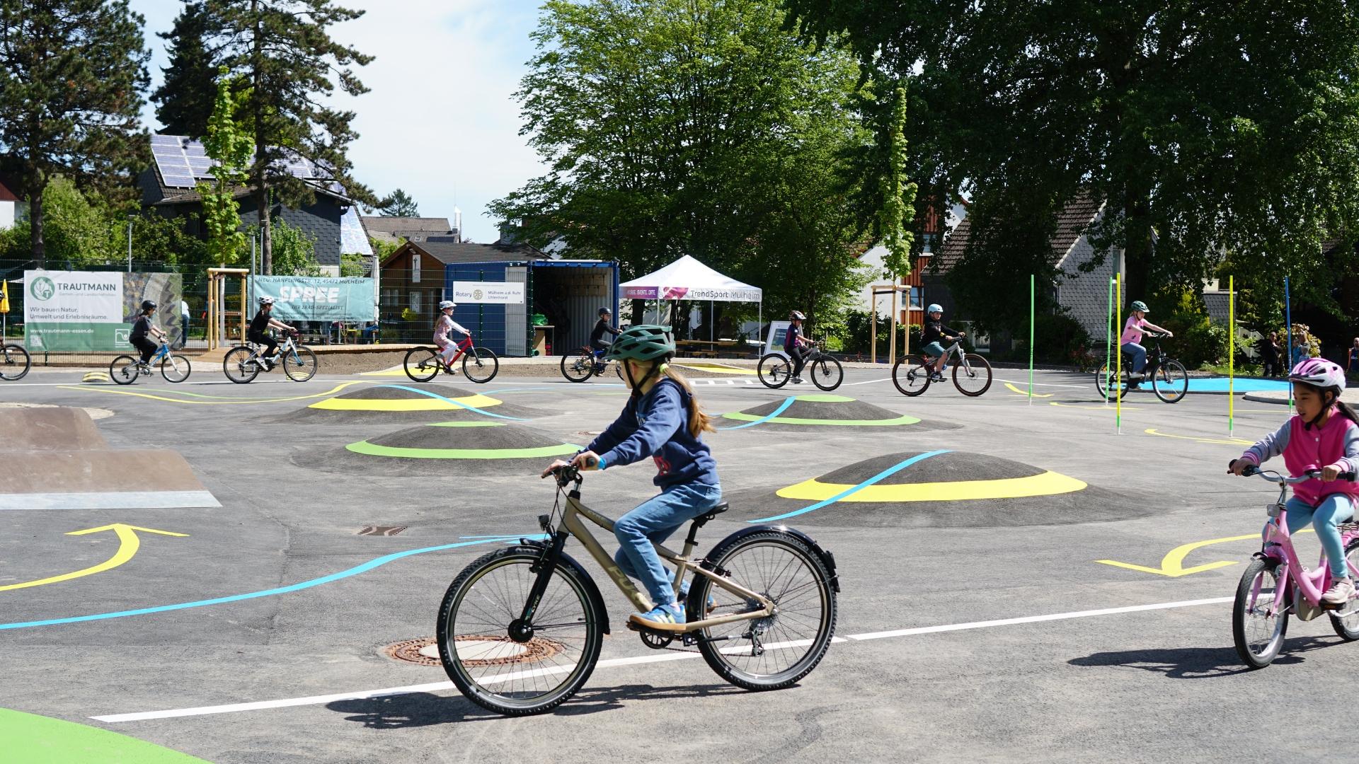 Kinder radeln bei der Eröffnung des Radmotorikparks "Mülheimer RadHügel"