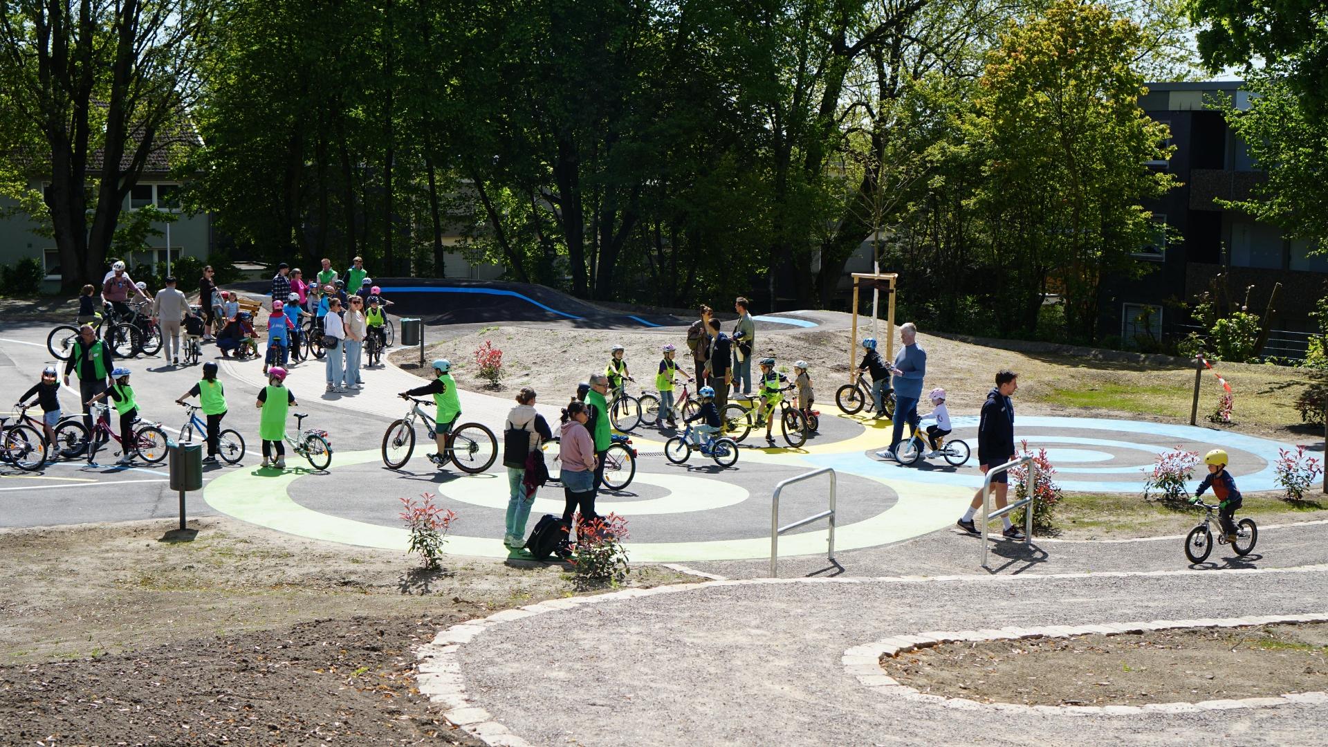 Kinder radeln bei der Eröffnung des Radmotorikparks "Mülheimer RadHügel"