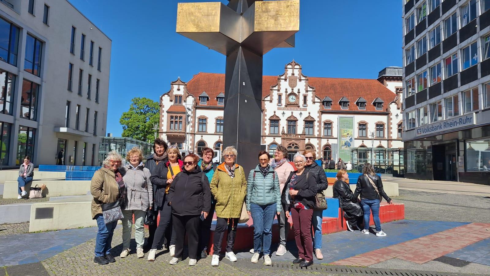 Besuchergruppe aus Slowenien vor Hajek-Brunnen.